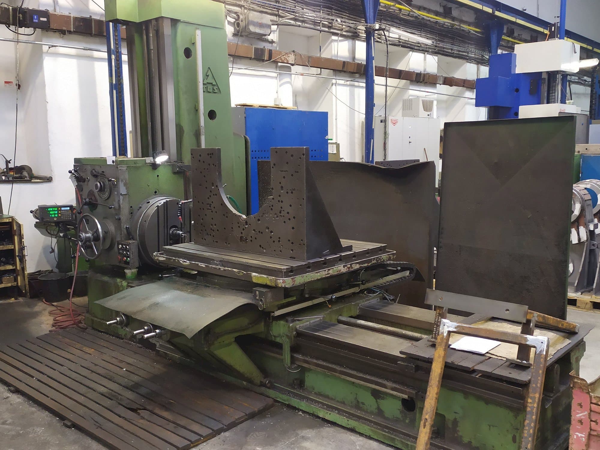 Koneen TOS H 100 etunäkymä