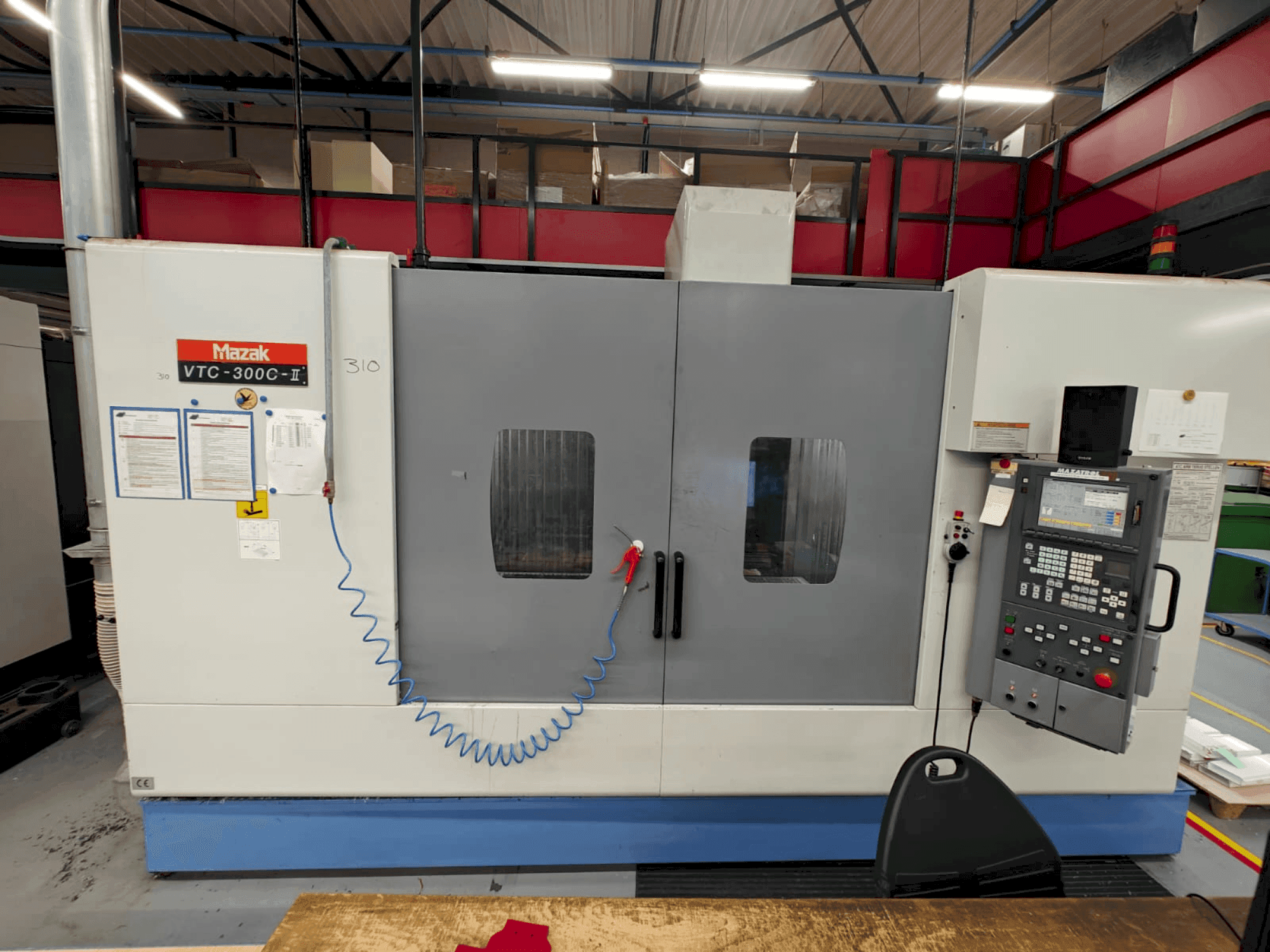 Koneen  Mazak VTC-300C etunäkymä