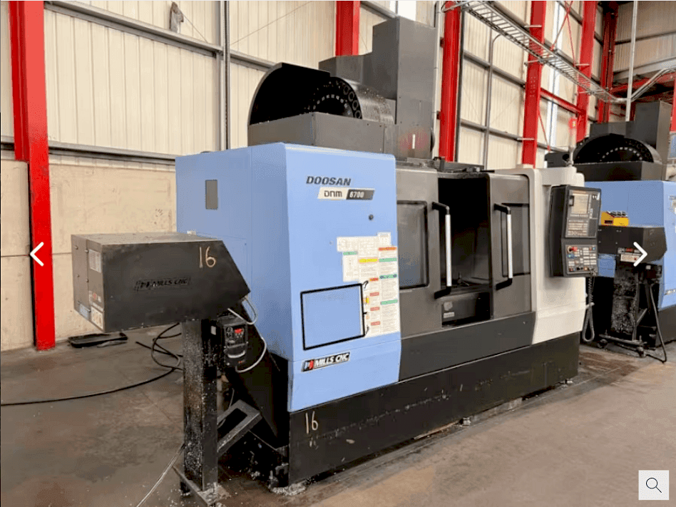 Koneen Doosan DNM 6700 etunäkymä
