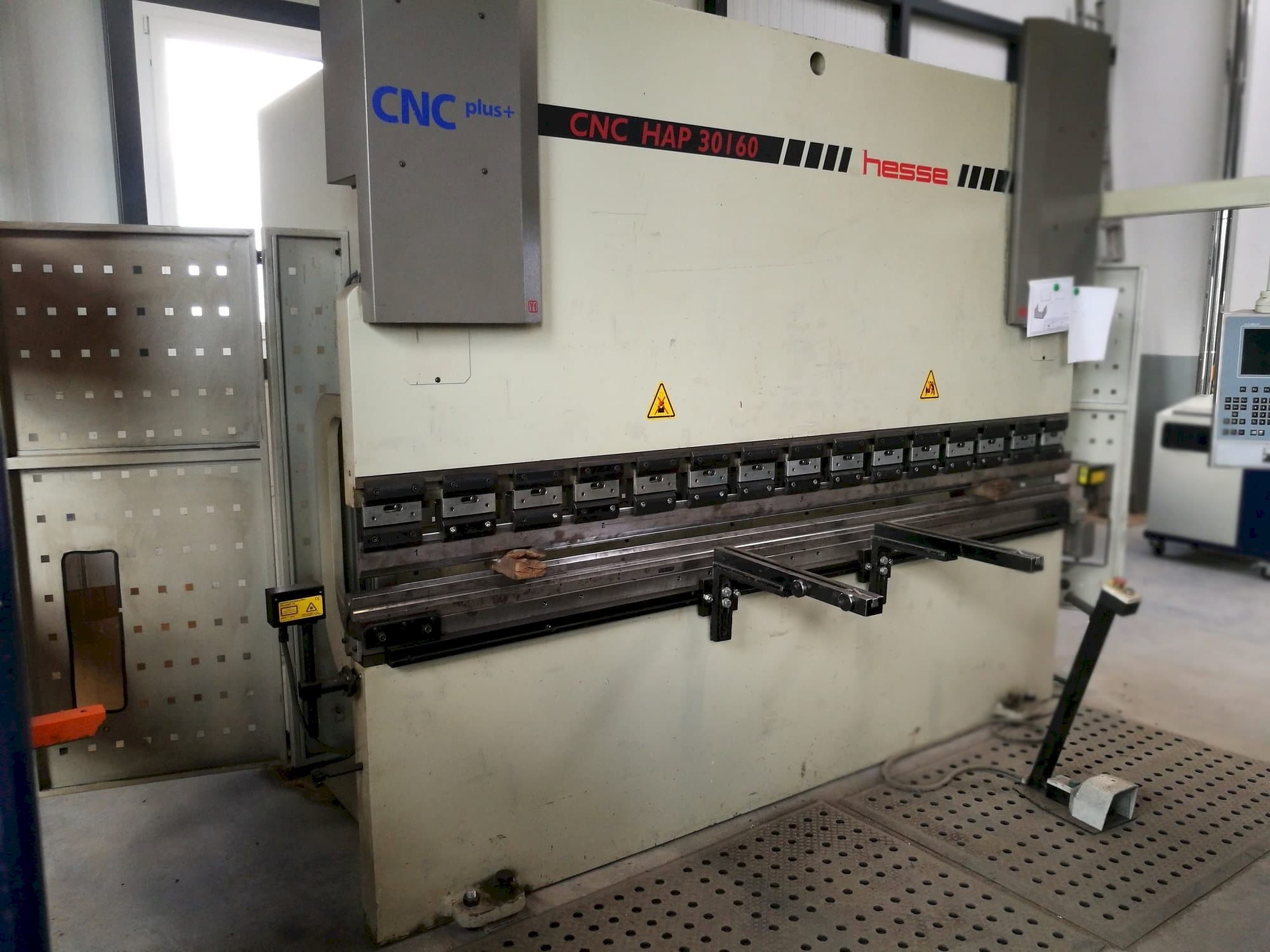 Koneen Hesse CNC HAP 30160 etunäkymä