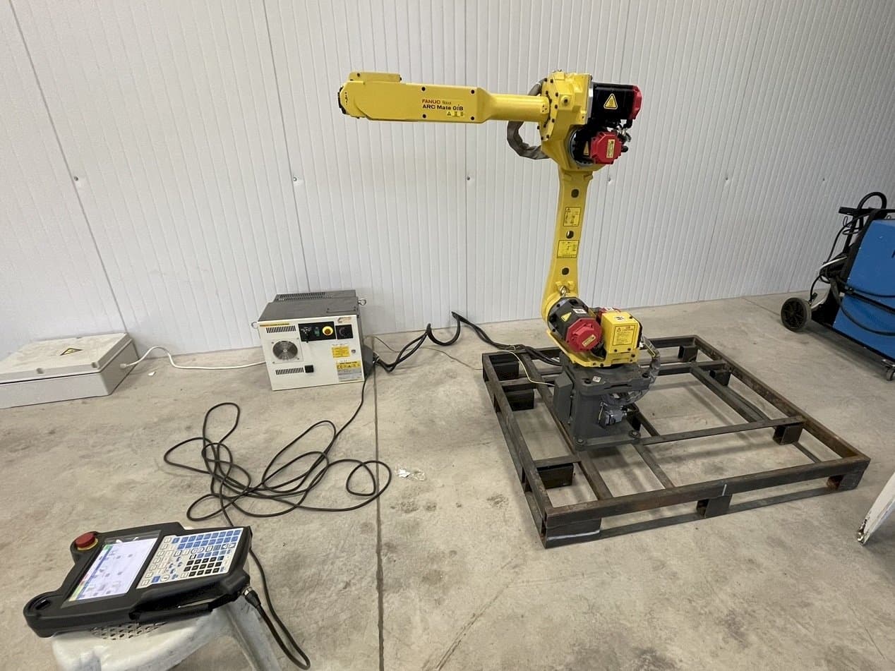 Koneen FANUC Arc mate 0iB etunäkymä