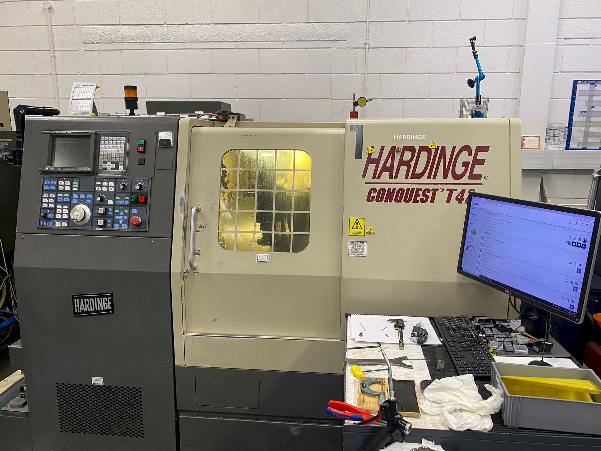 Koneen HARDINGE Conquest T42 etunäkymä