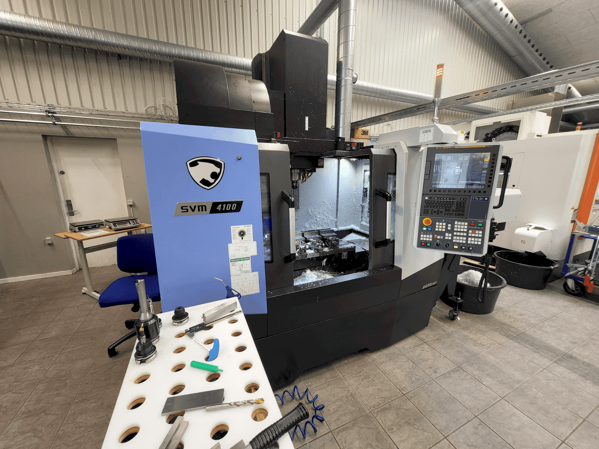 Koneen DOOSAN SVM4100 etunäkymä