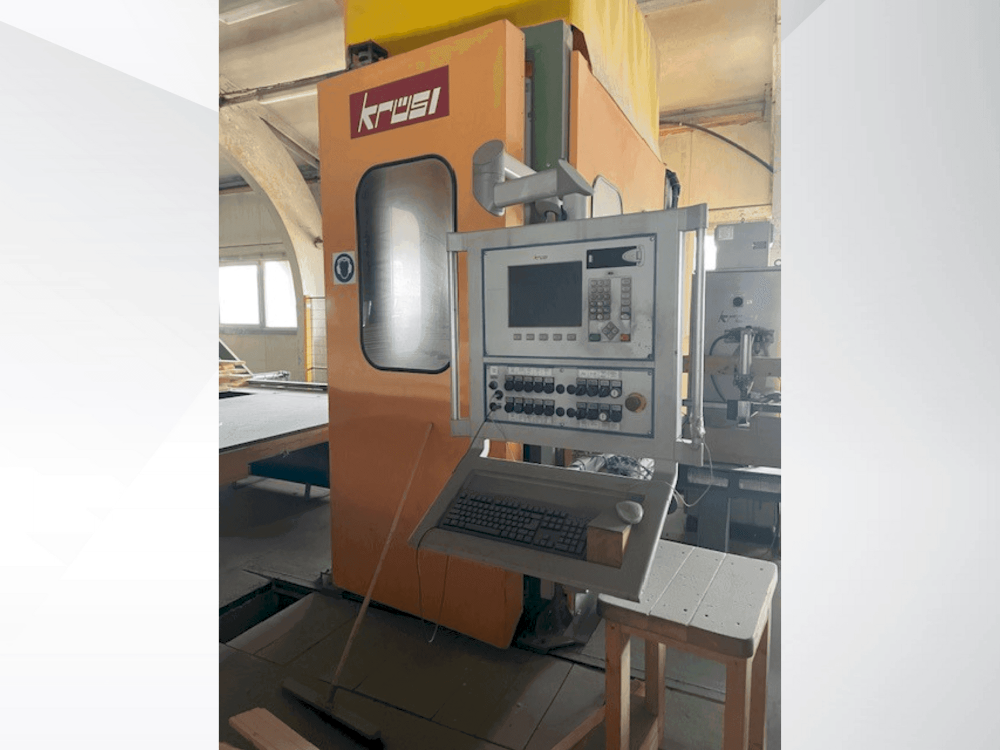 Koneen  KRÜSI KM-95 G1 etunäkymä