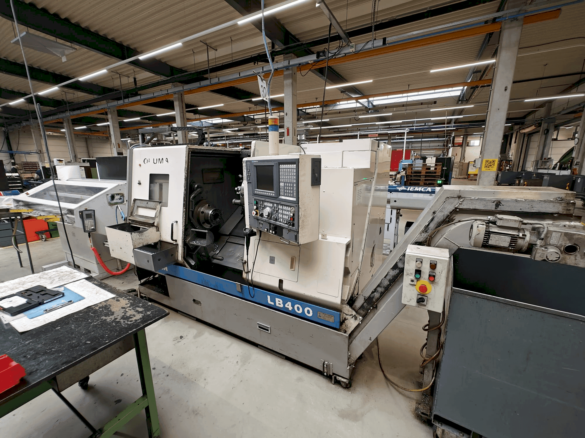Koneen Okuma LB400 etunäkymä