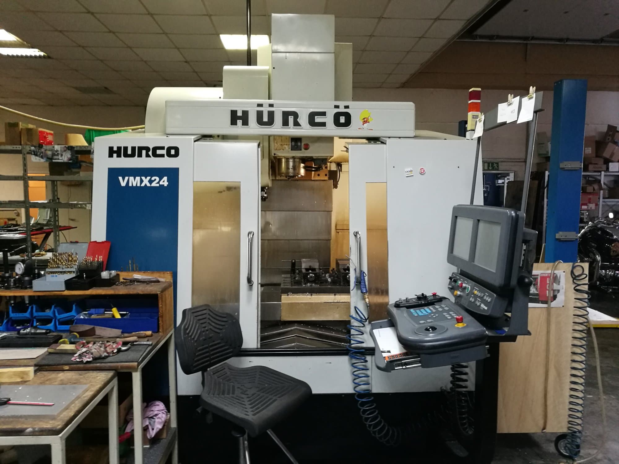 Koneen Hurco etunäkymä VMX24
