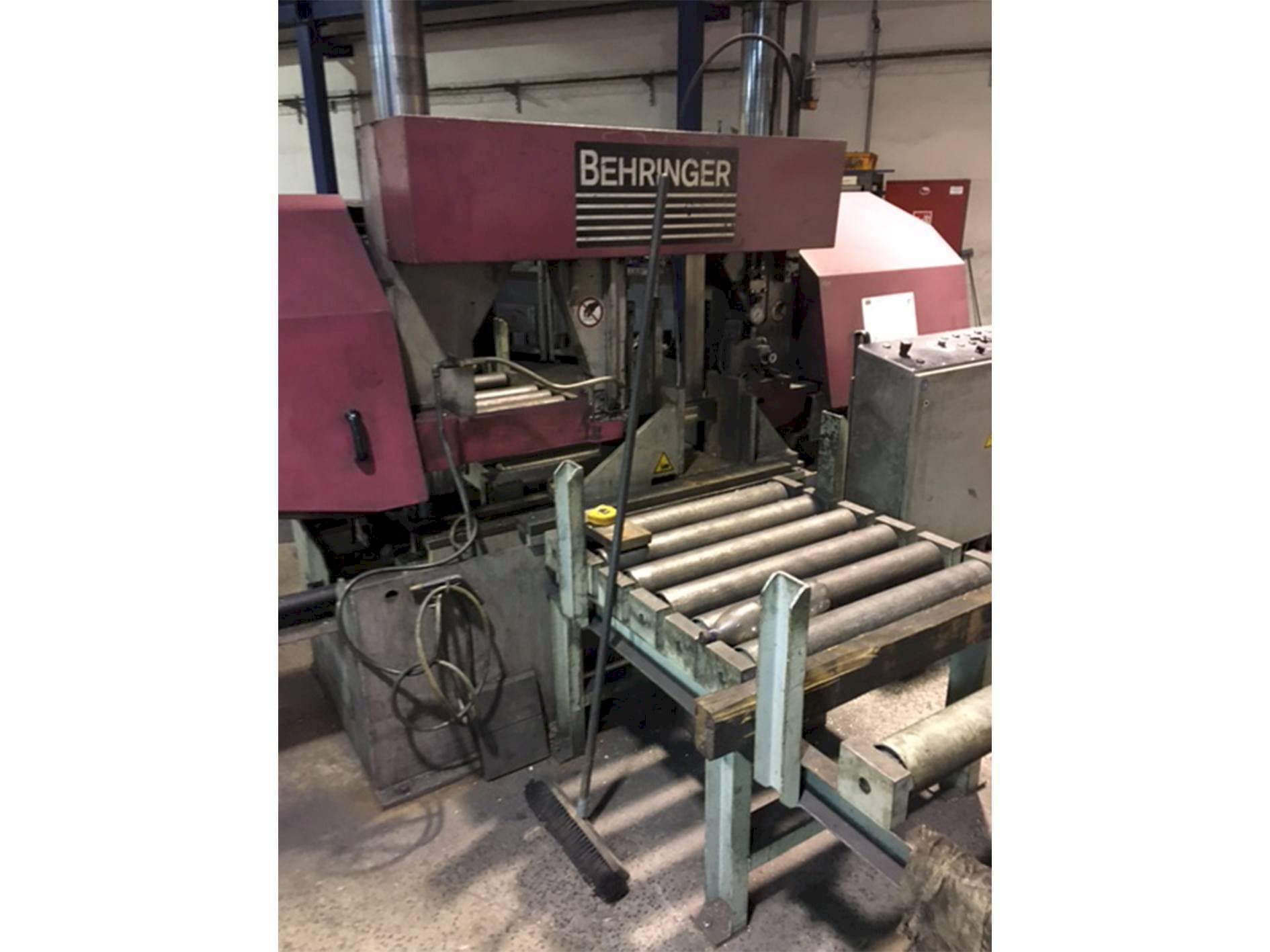 Koneen Behringer HBP 530 etunäkymä