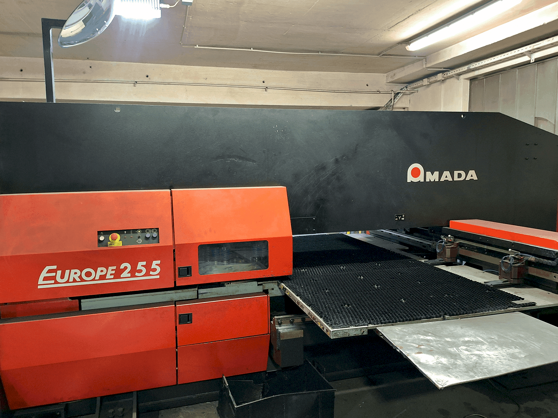 Koneen AMADA EUROPE 255 CNC etunäkymä