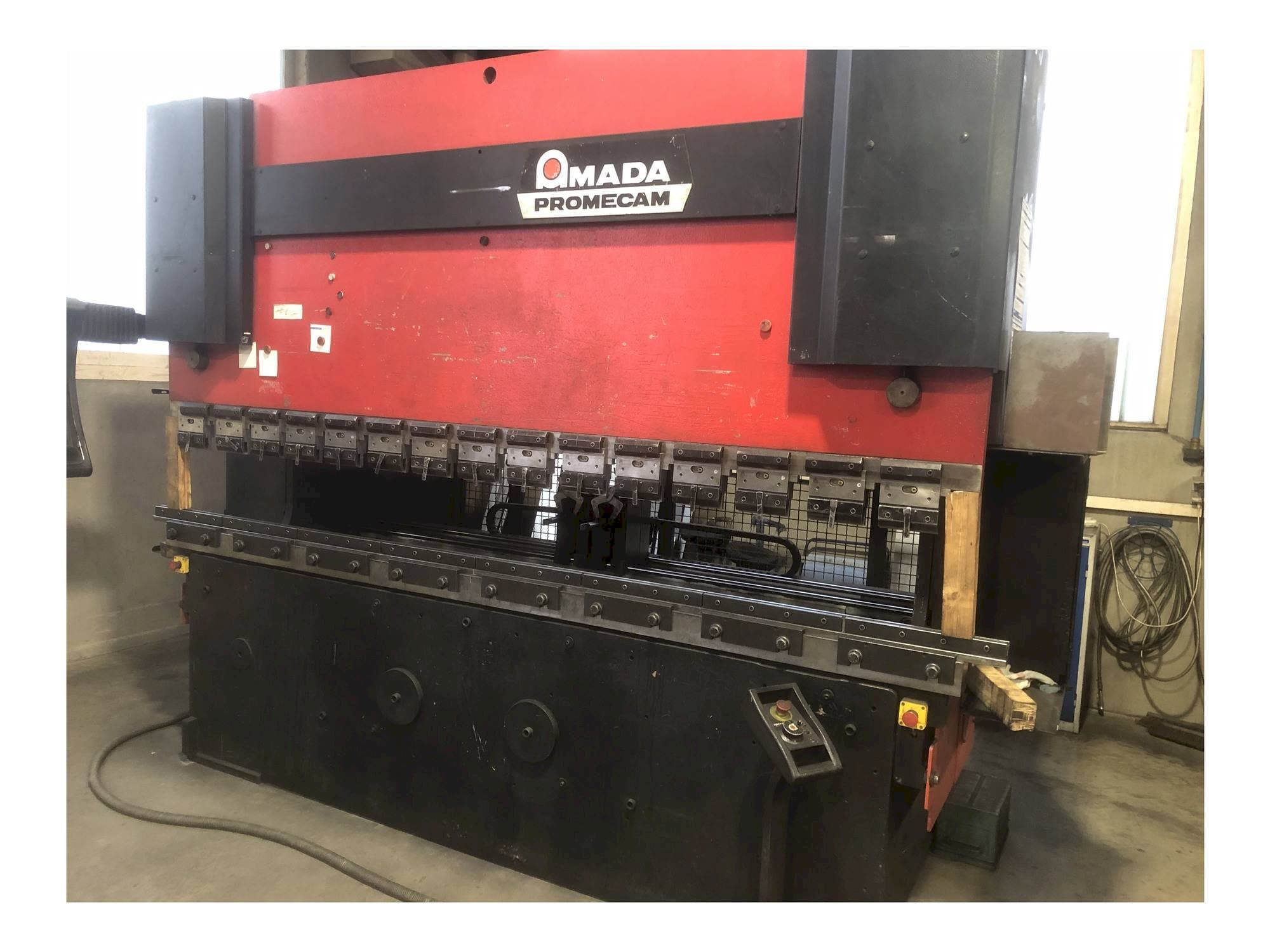 Koneen  AMADA HFB 125 etunäkymä