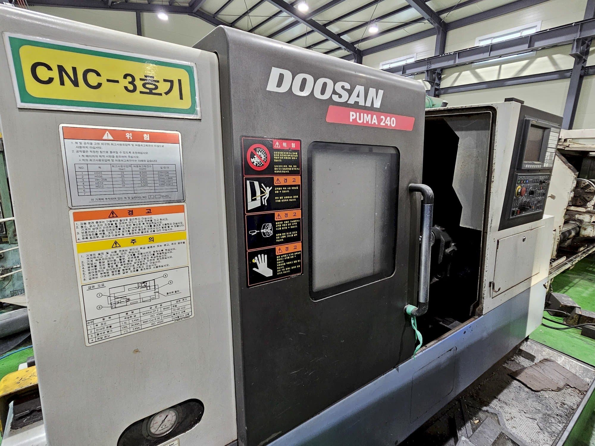Koneen Doosan Puma 240 etunäkymä