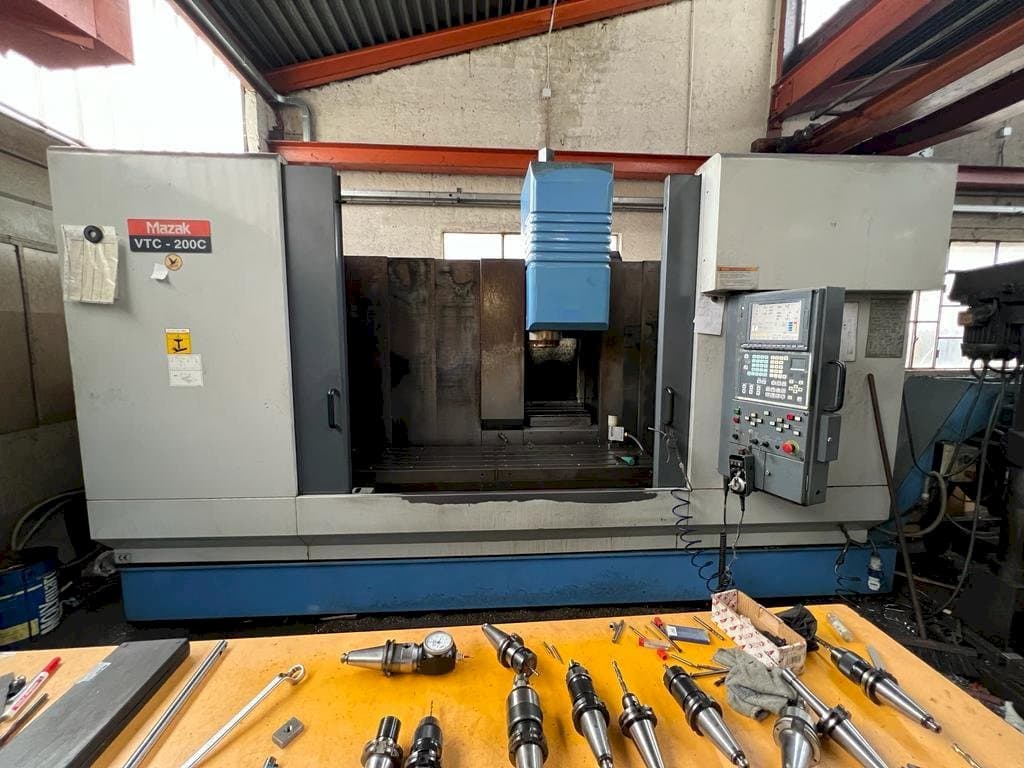 Koneen Mazak VTC 200C etunäkymä