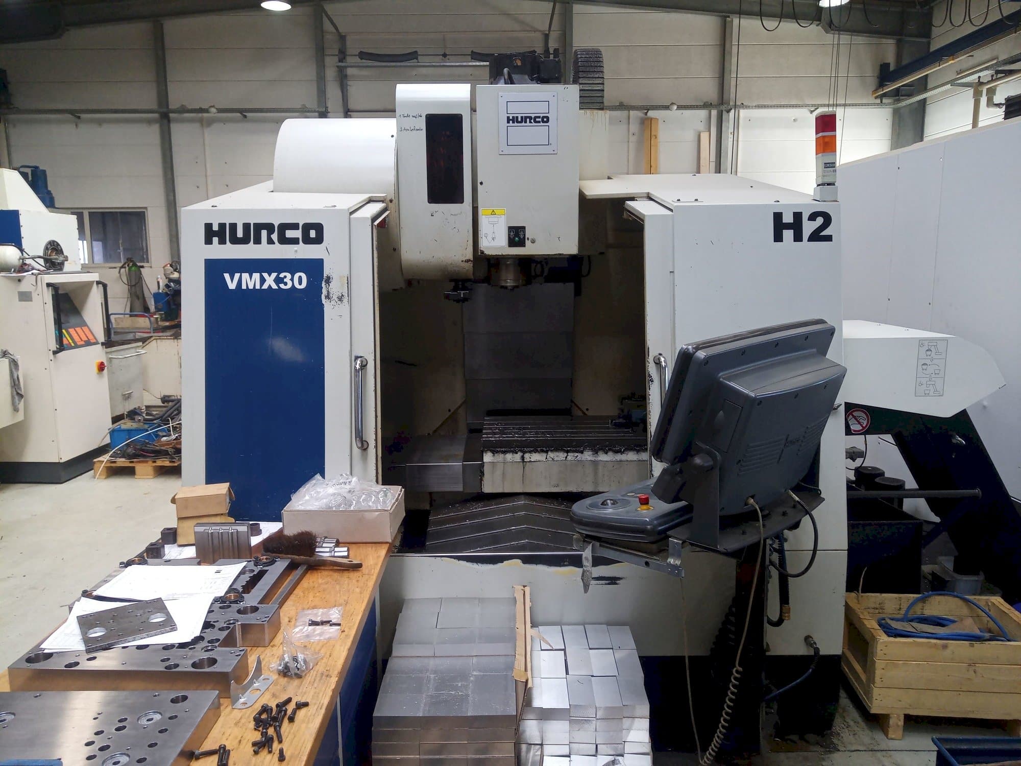 Koneen  Hurco VMX30 etunäkymä
