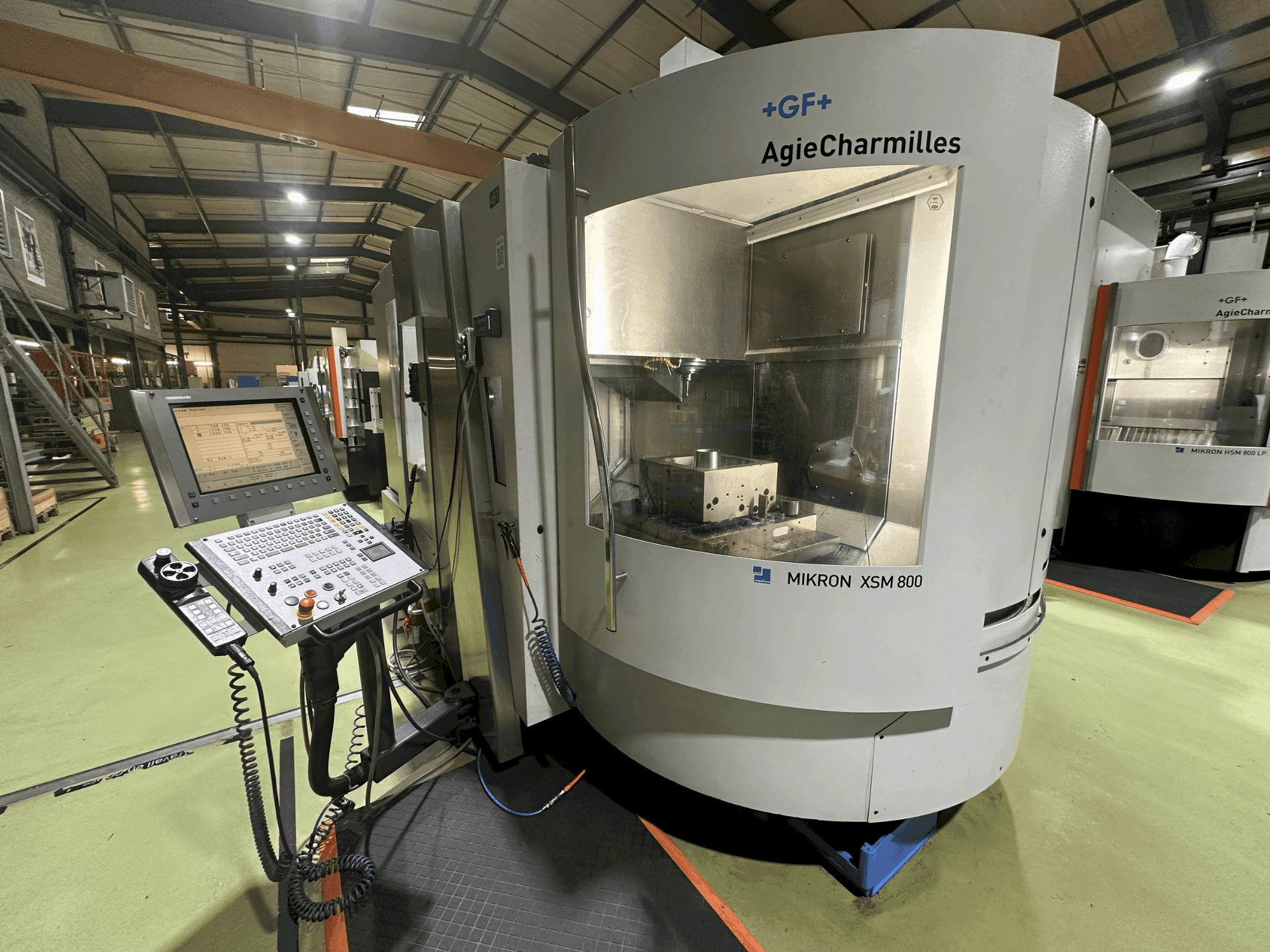Koneen  +GF+ AgieCharmilles Mikron XSM 800 etunäkymä