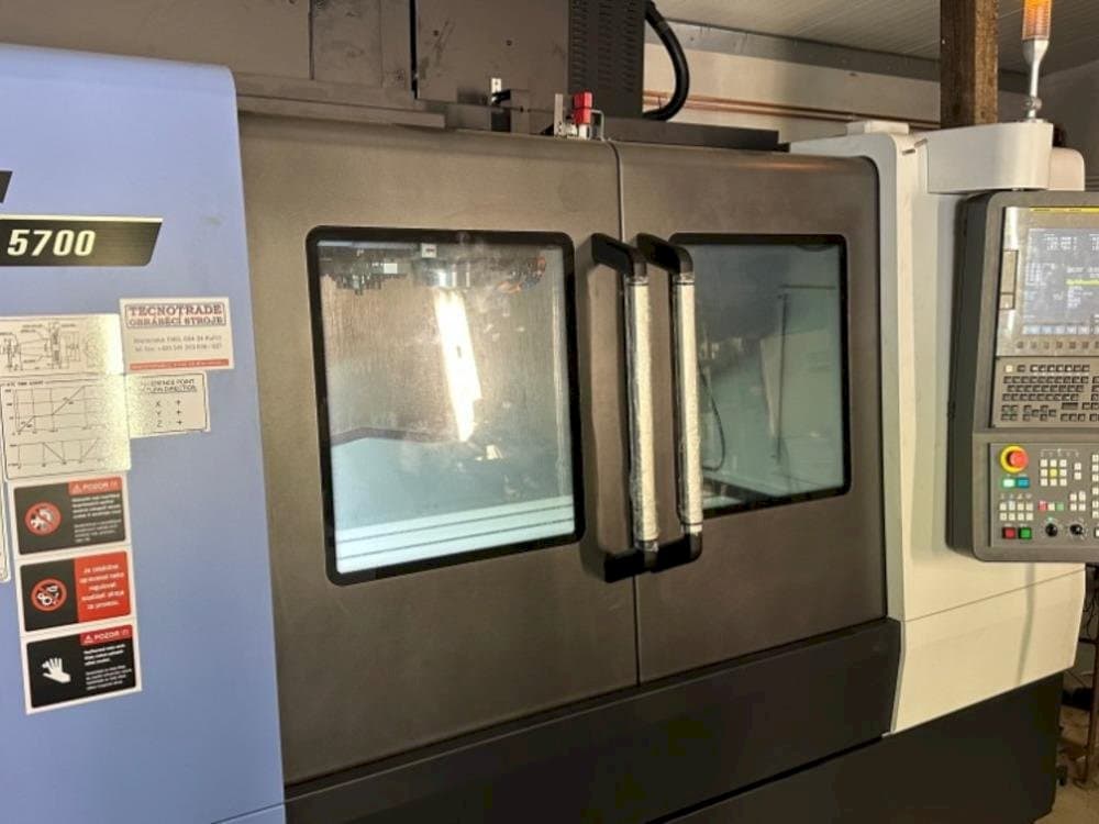 Koneen DOOSAN DNM 5700 etunäkymä