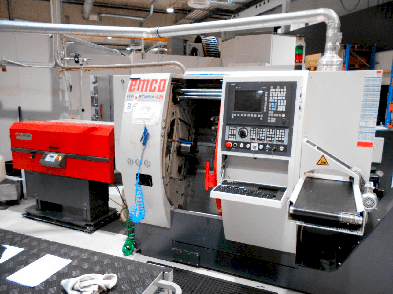 Koneen  EMCO Hyperturn 45 etunäkymä