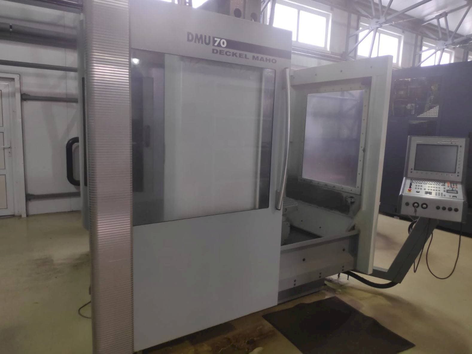 Koneen DECKEL MAHO DMU 70 etunäkymä
