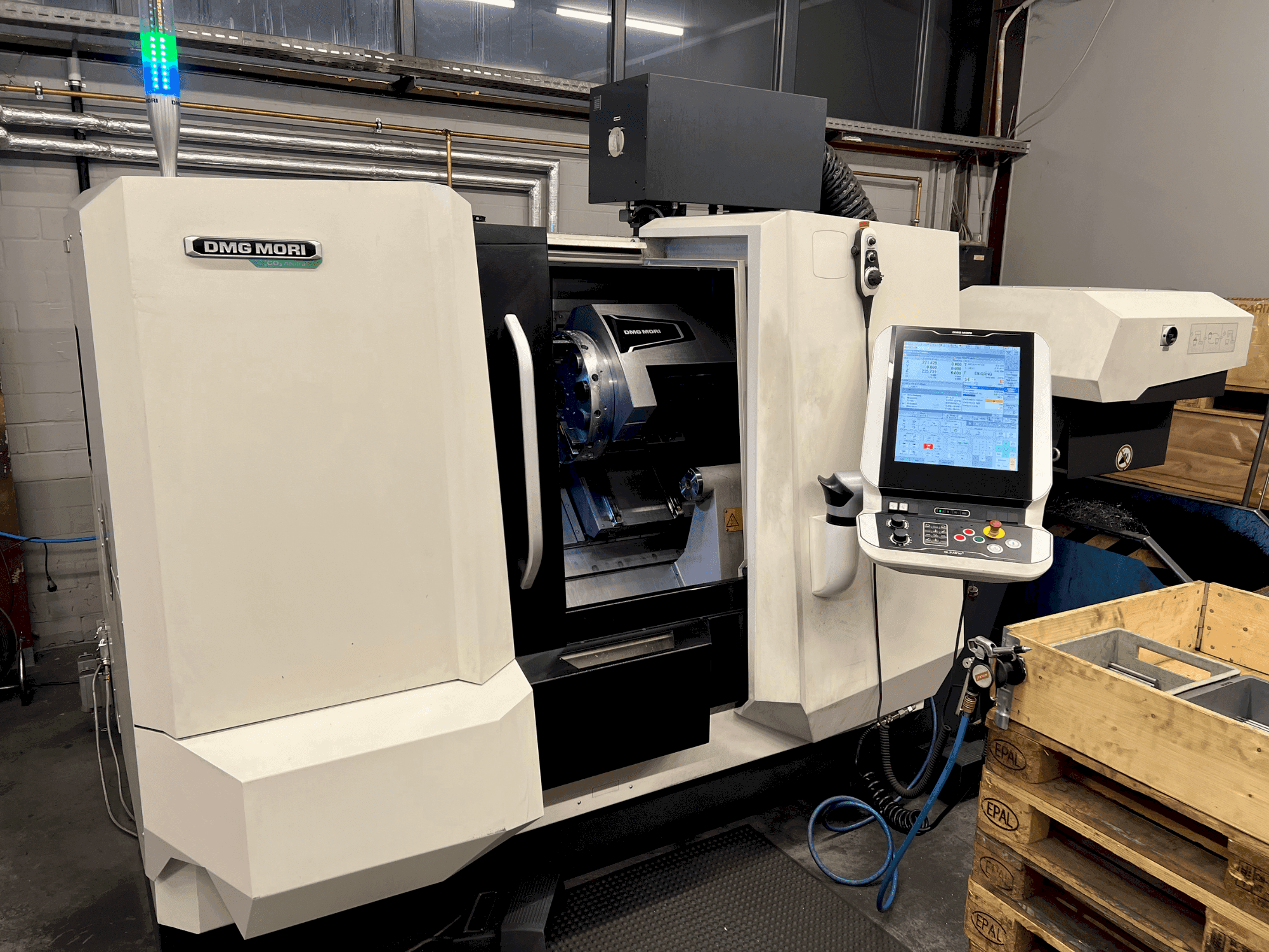 Koneen DMG MORI CLX 350 V4 etunäkymä