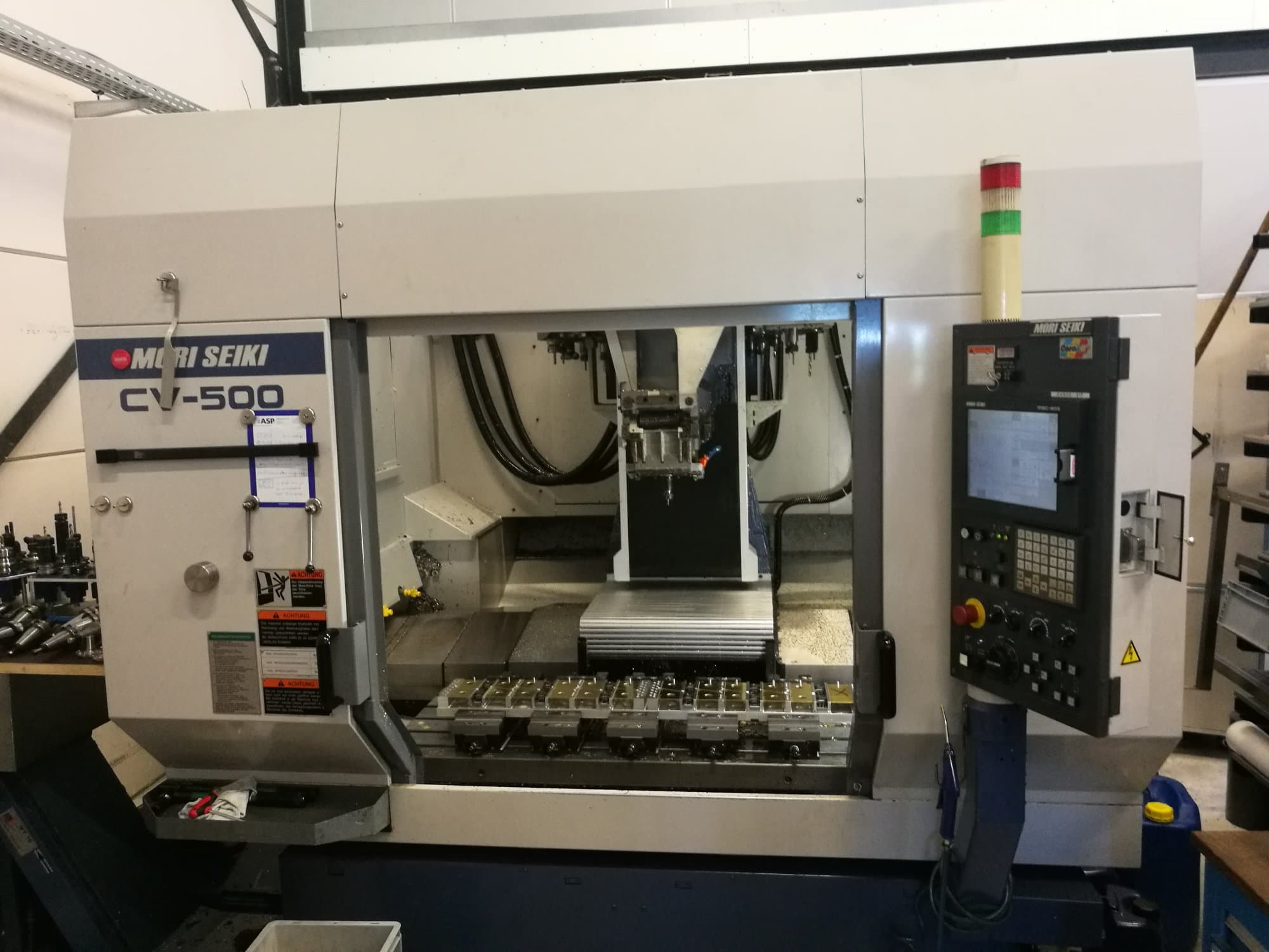 Koneen MORI SEIKI etunäkymä CV-500B