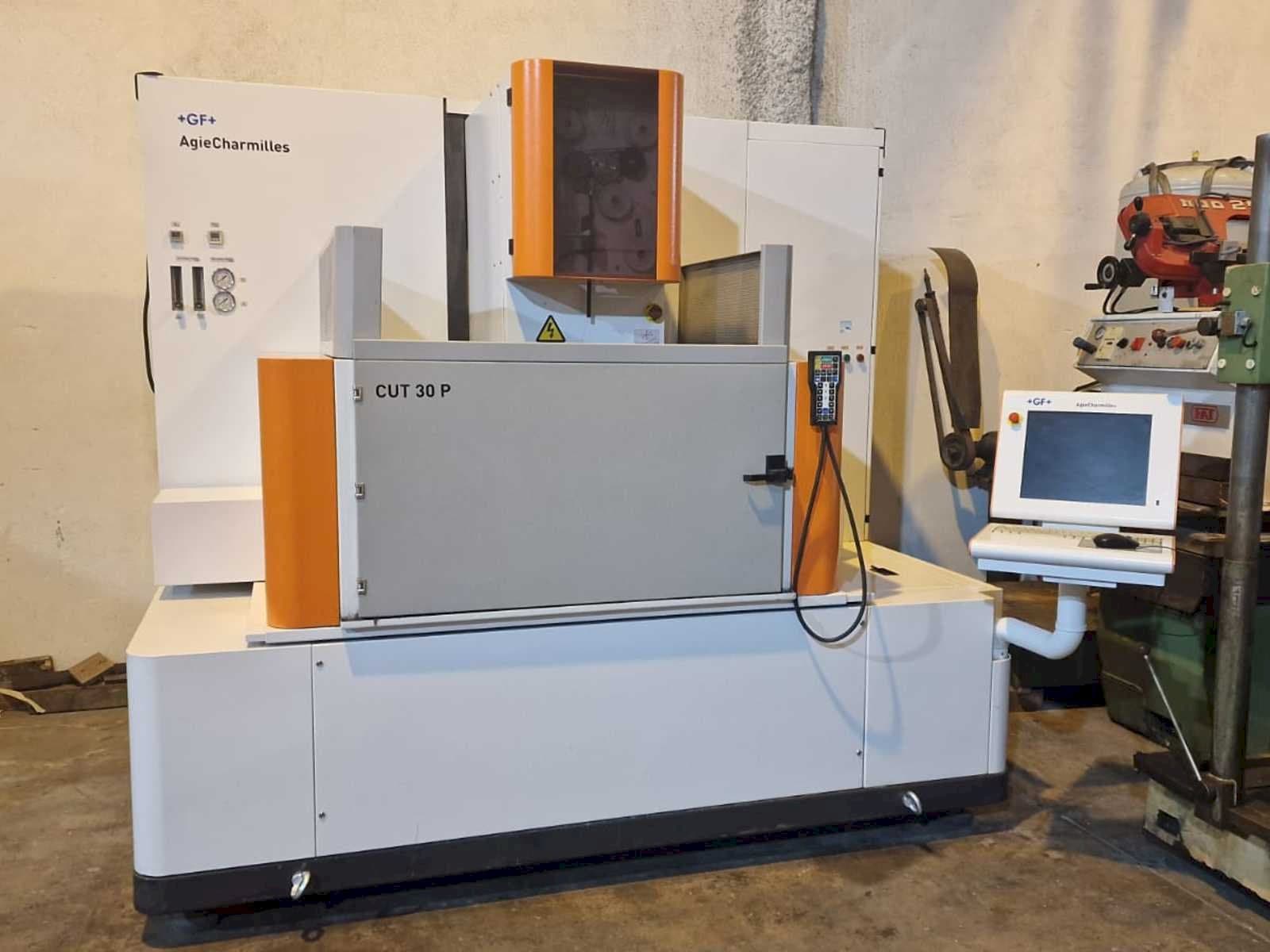 Koneen  AgieCharmilles CUT 30P etunäkymä