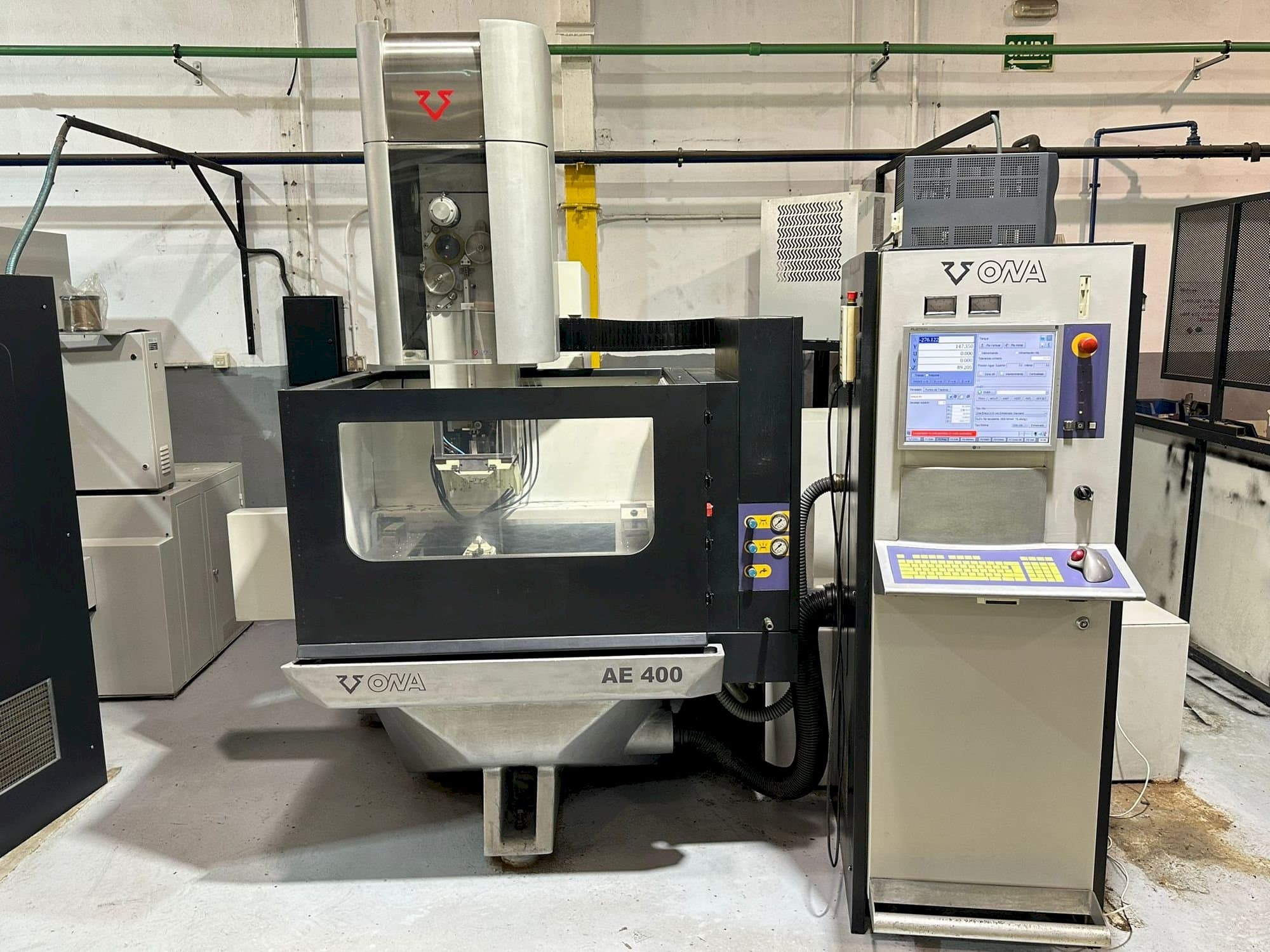Koneen ONA AE400 etunäkymä