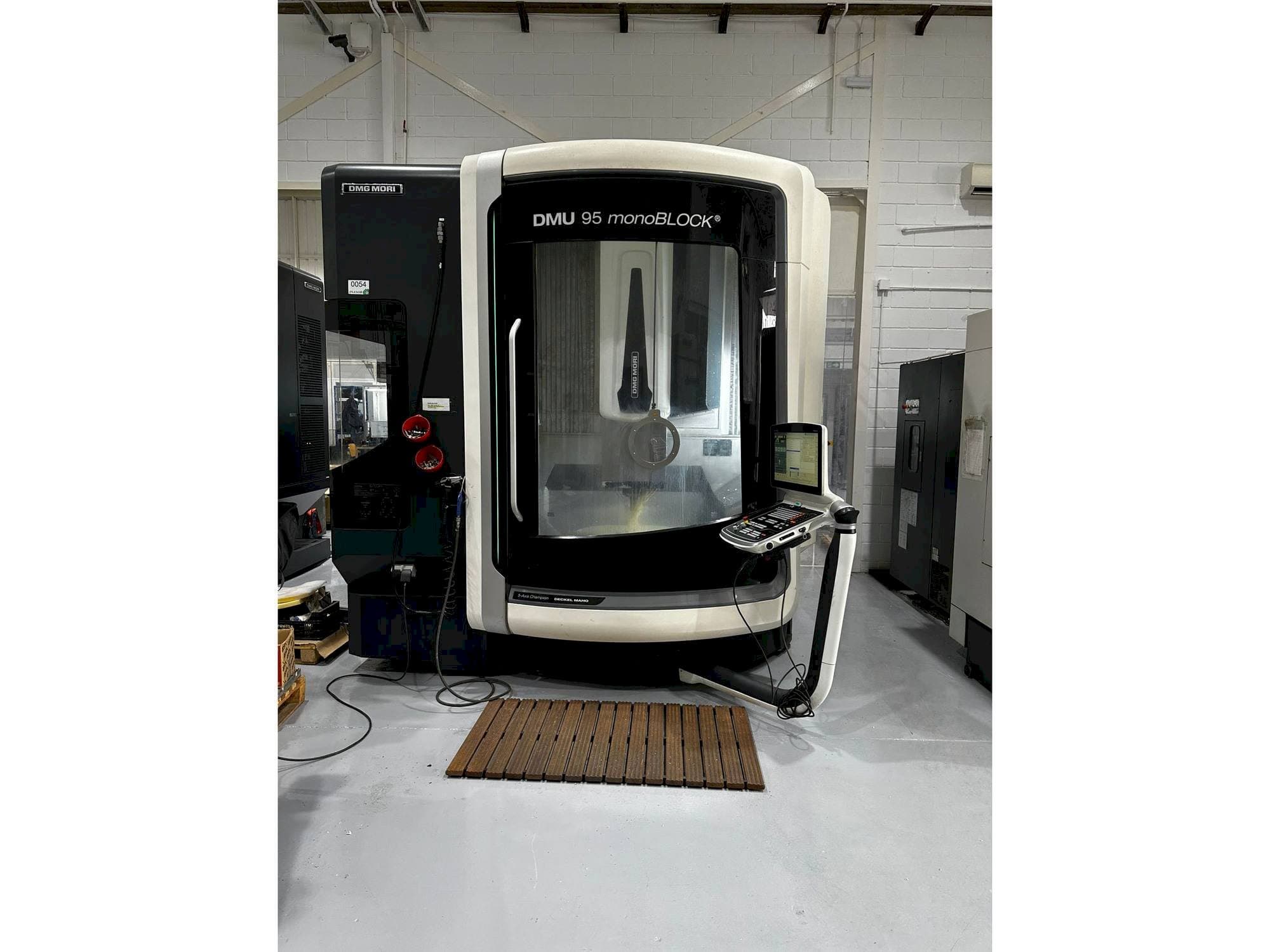 Koneen DMG MORI DMU 95 monoBLOCK etunäkymä