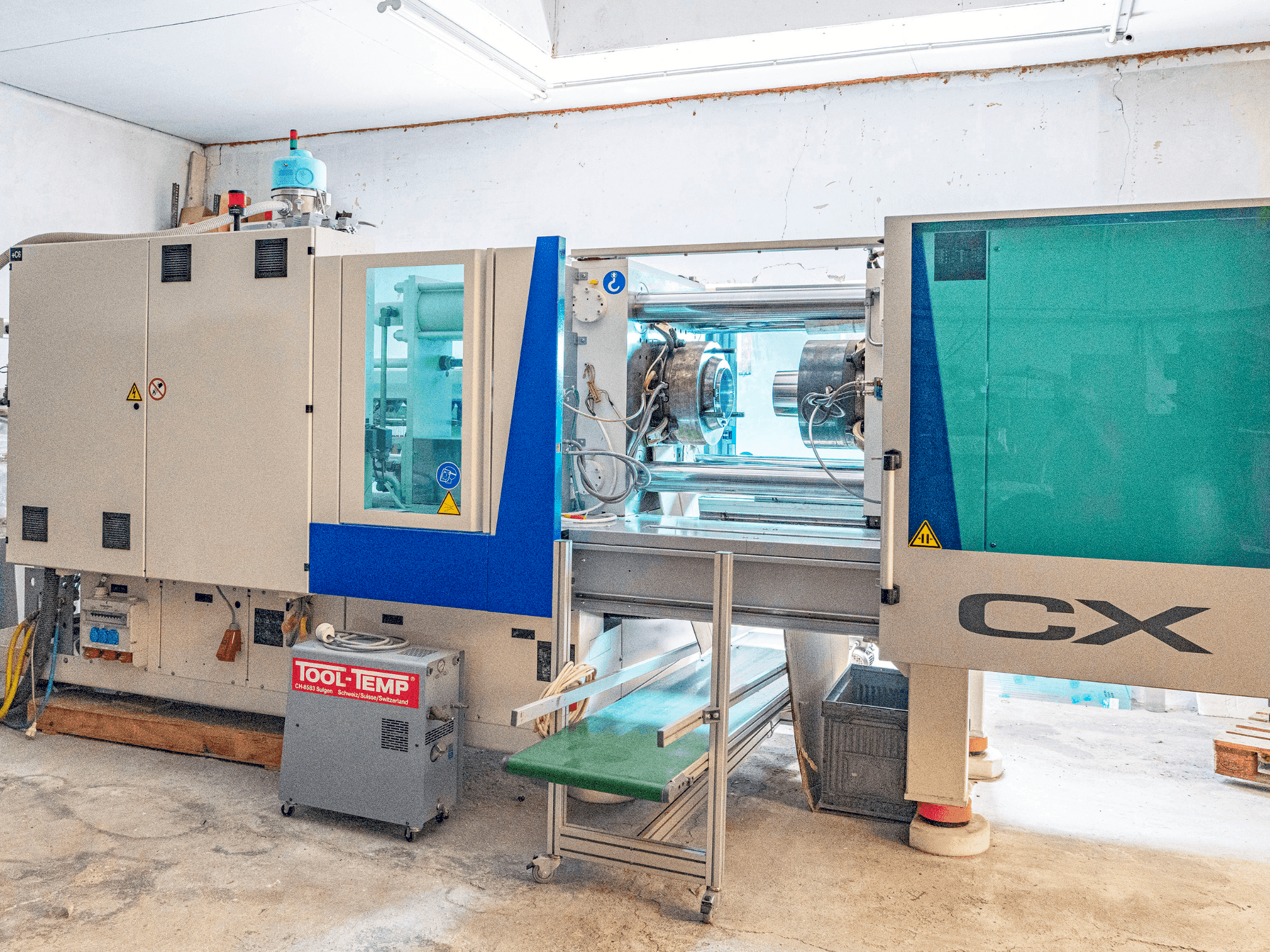 Koneen Krauss Maffei KM 200 CX 1400 MC5 etunäkymä