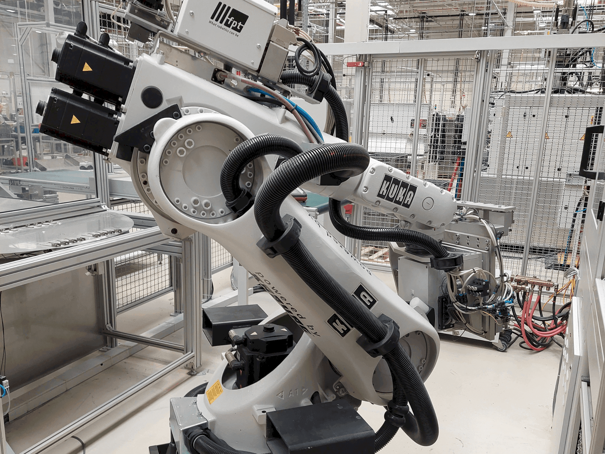 Koneen  KUKA KR 30-3 etunäkymä