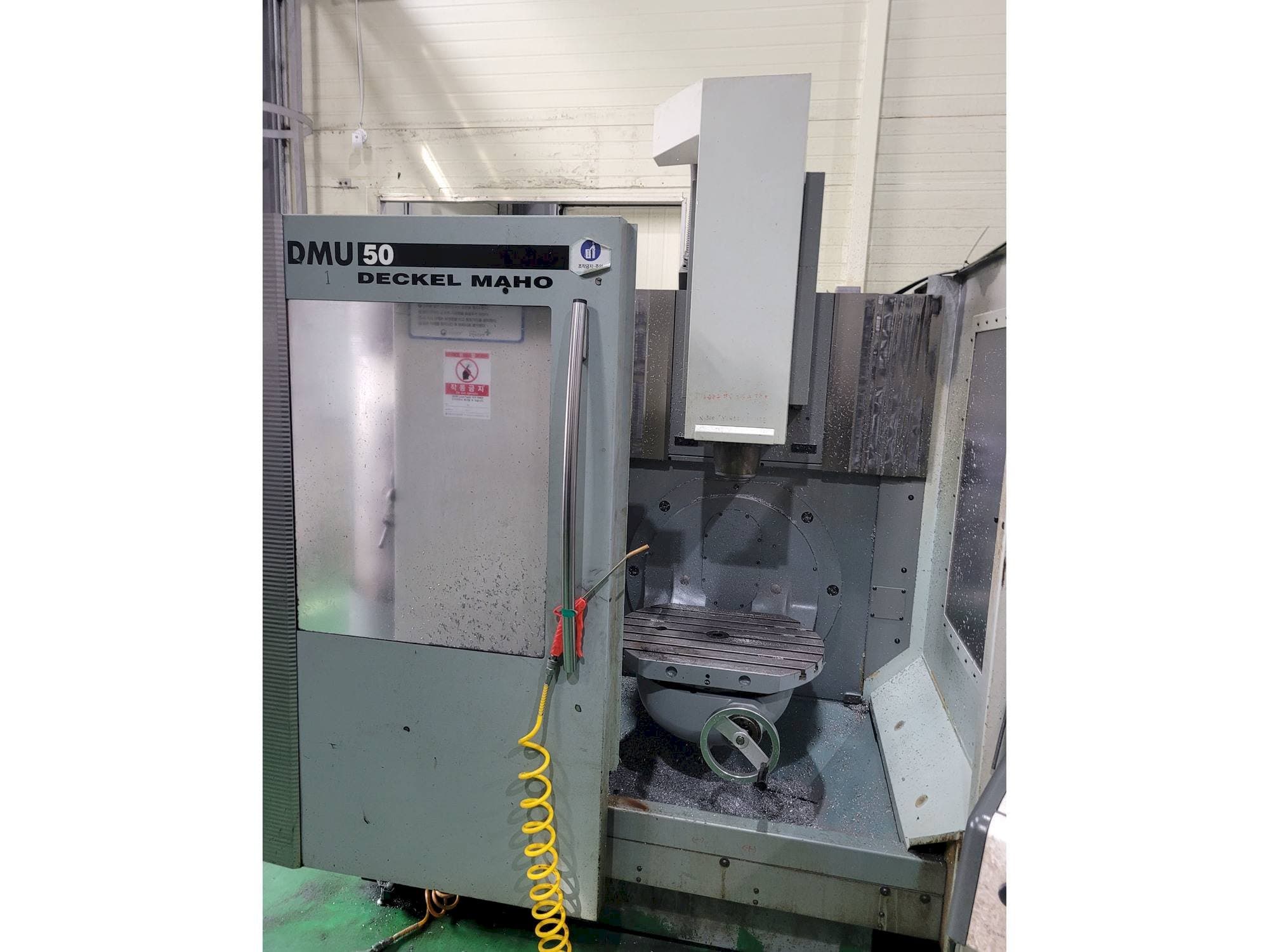 Koneen DECKEL MAHO DMU 50 etunäkymä