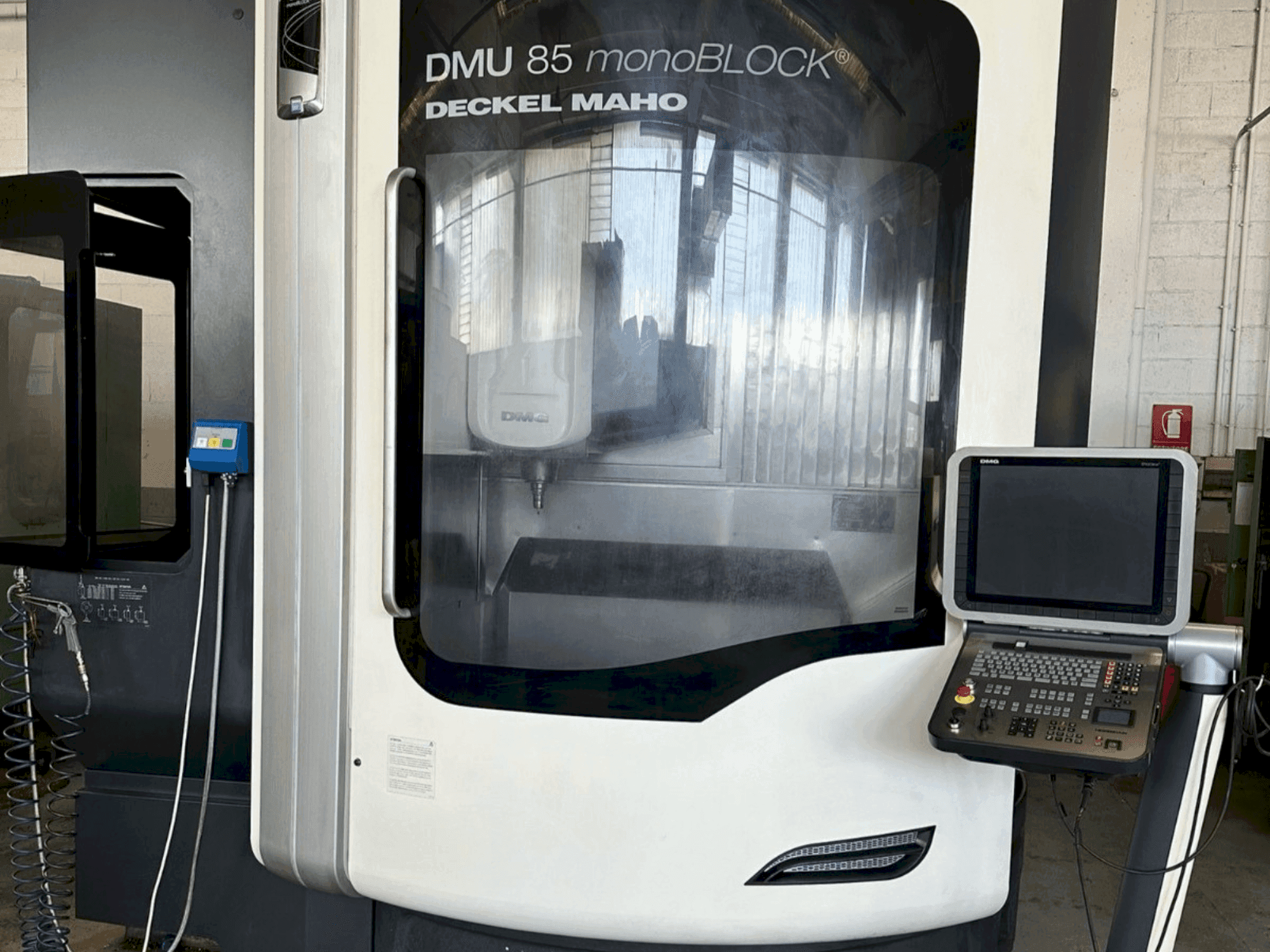 Koneen  DMG DECKEL MAHO DMU 85 Monoblock etunäkymä