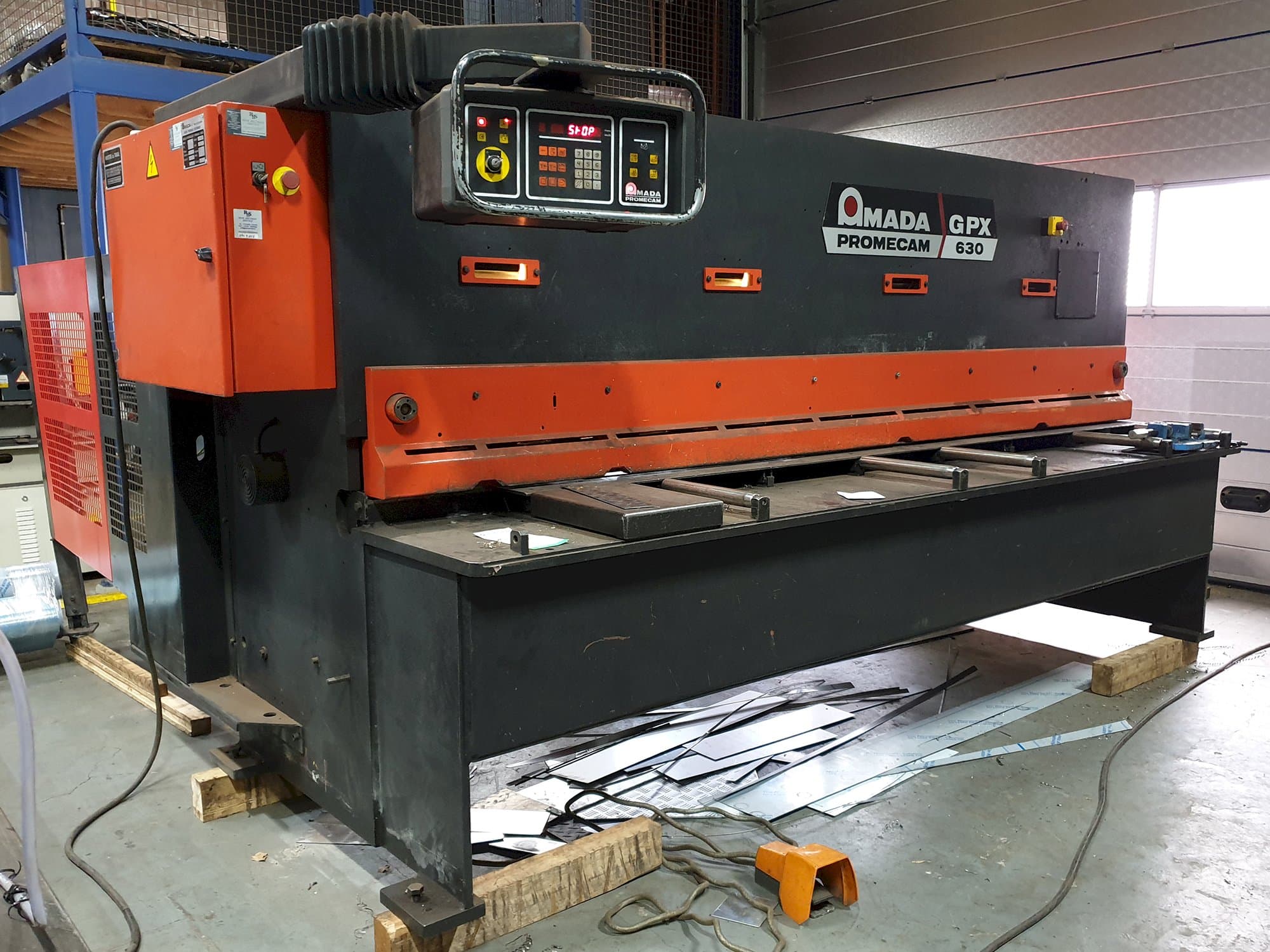 Koneen AMADA vasen näkymä PROMECAM GPX 630