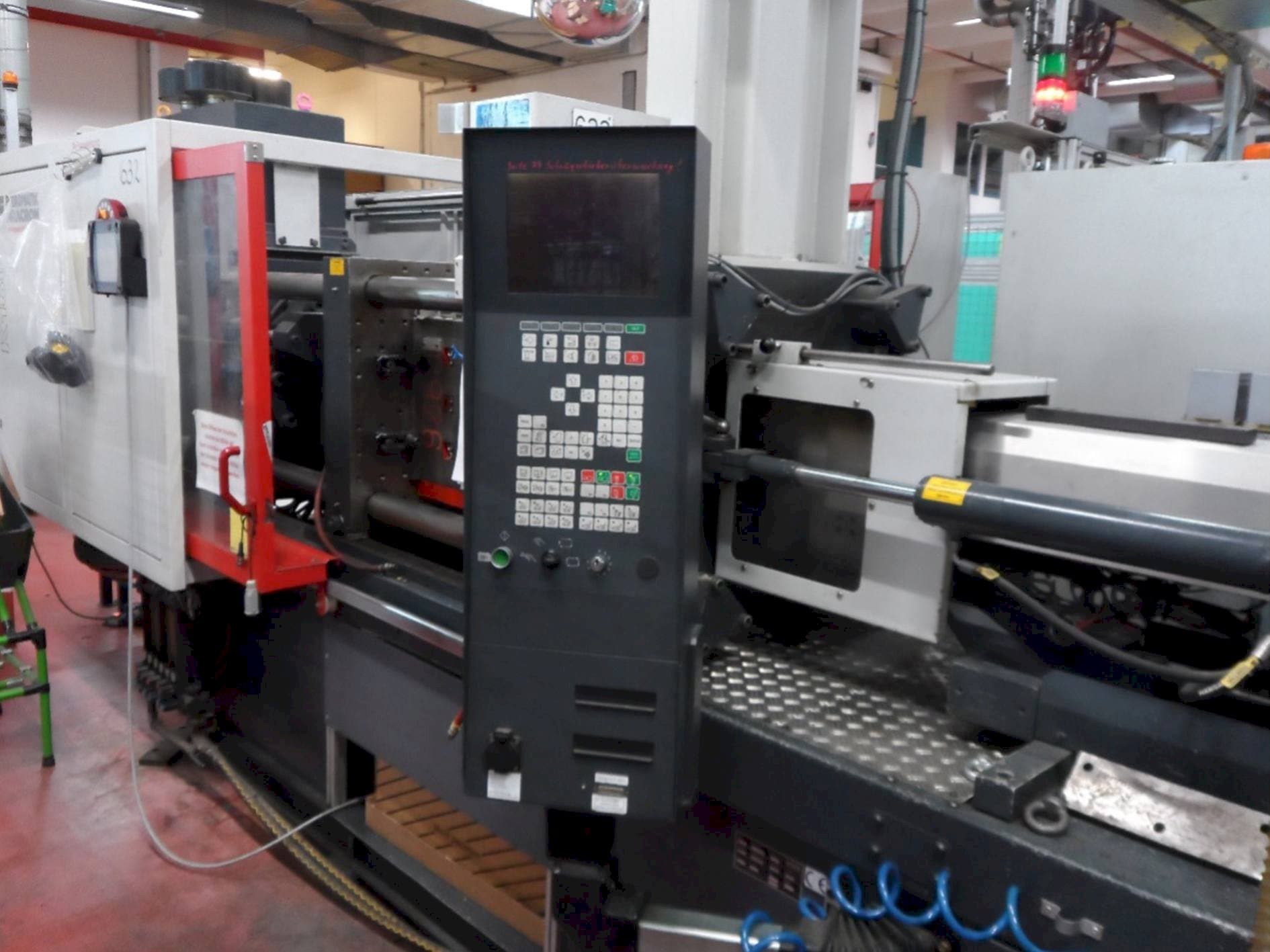 Koneen FERROMATIK MILACRON K-Tec 160S etunäkymä
