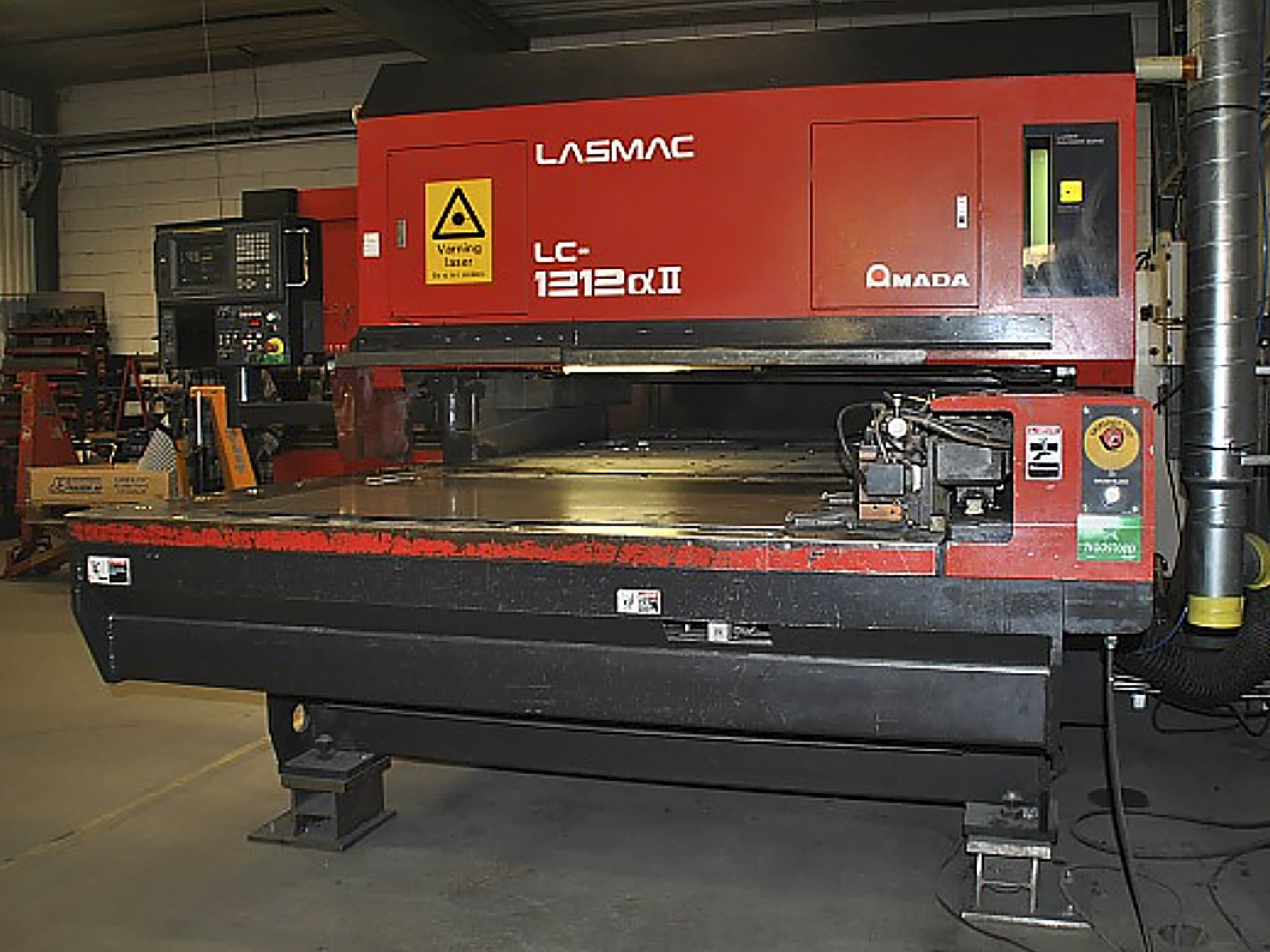 Koneen AMADA etunäkymä LC-1212 Alpha II