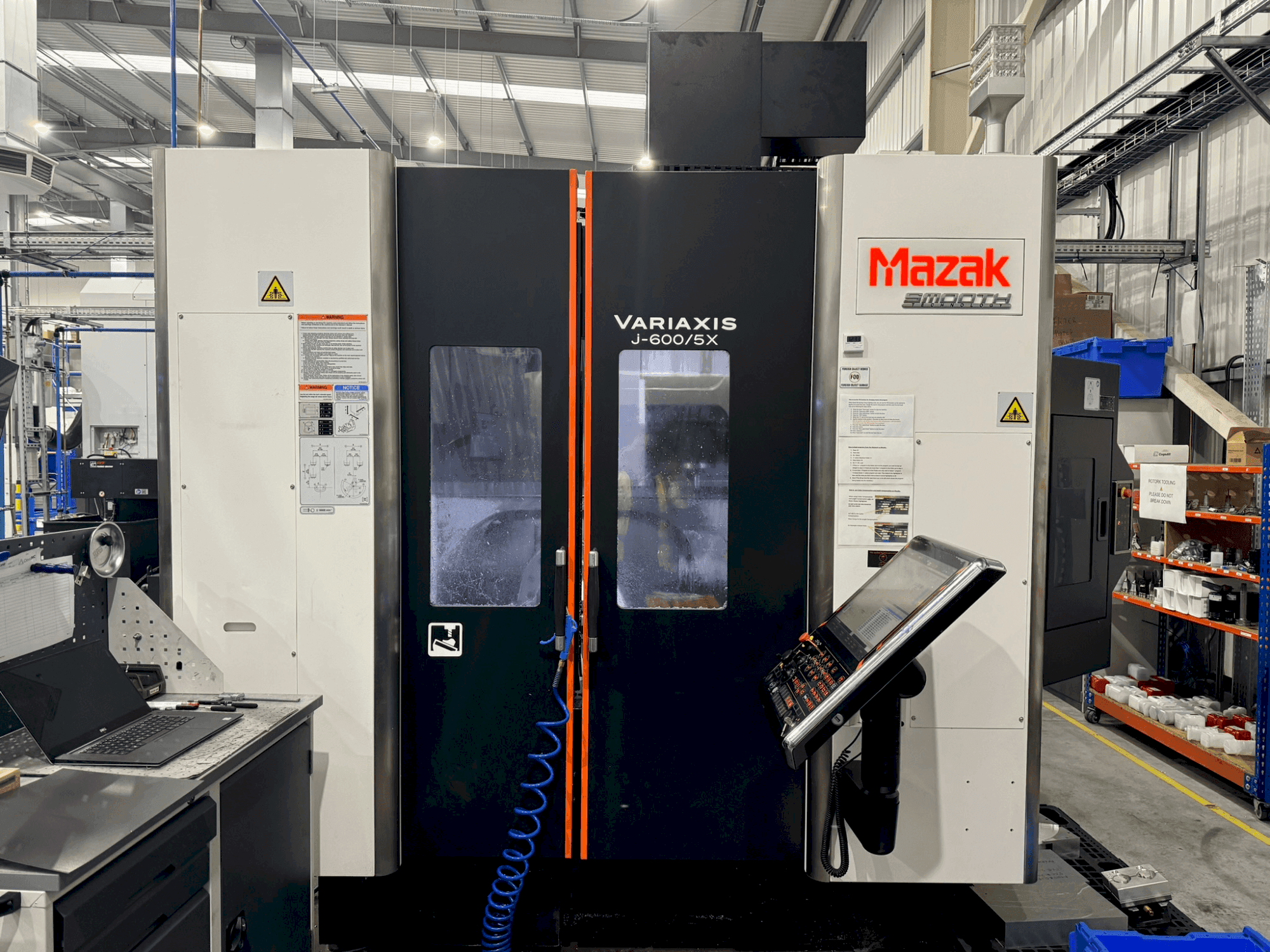 Koneen Mazak Variaxis J-600 etunäkymä