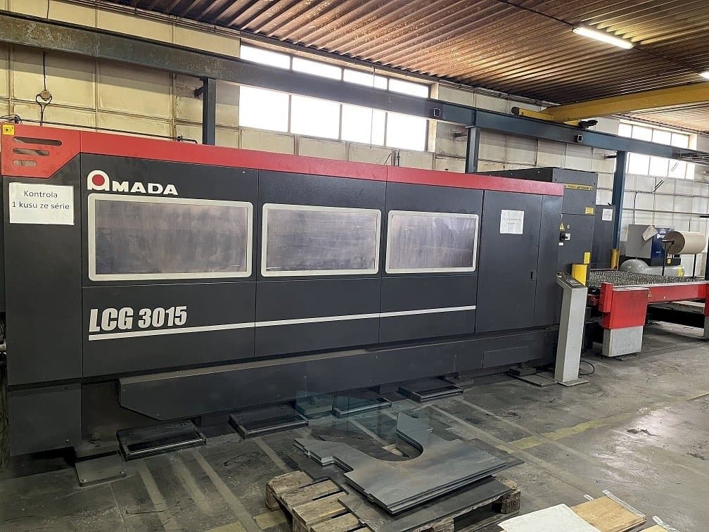 Koneen AMADA LCG 3015 etunäkymä