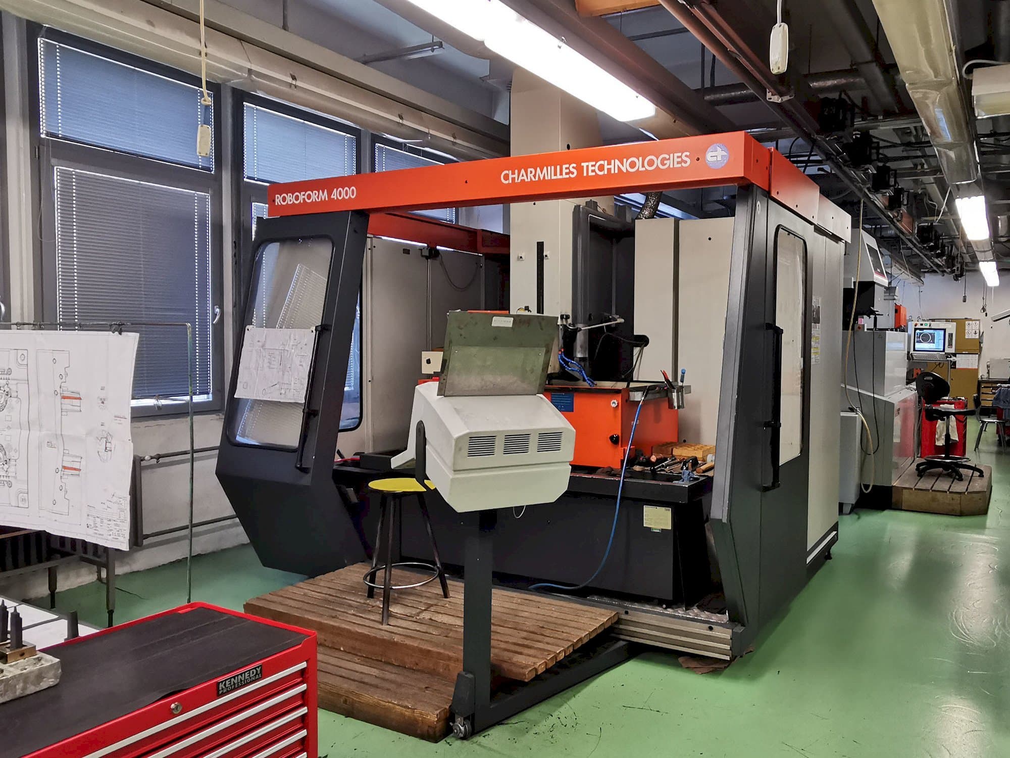 Koneen CHARMILLES Roboform 4000 etunäkymä