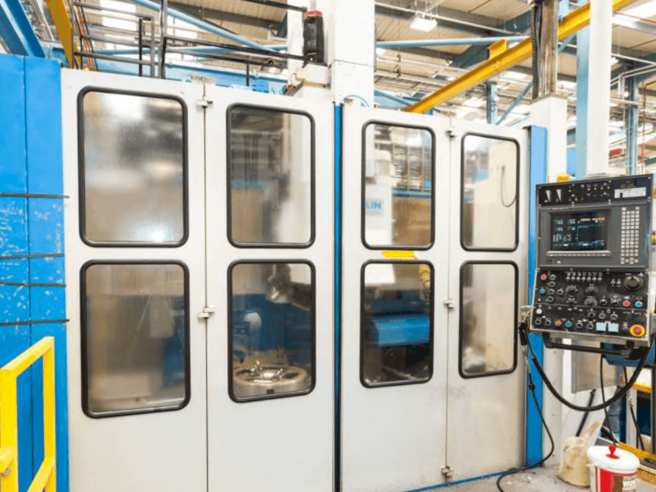 Koneen  TOS SKIQ 20 CNC etunäkymä