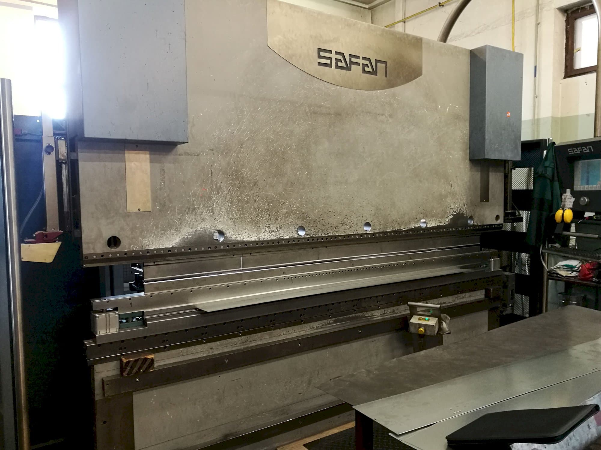 Koneen Safan vasen näkymä CNCL-K 120-3100 TS1