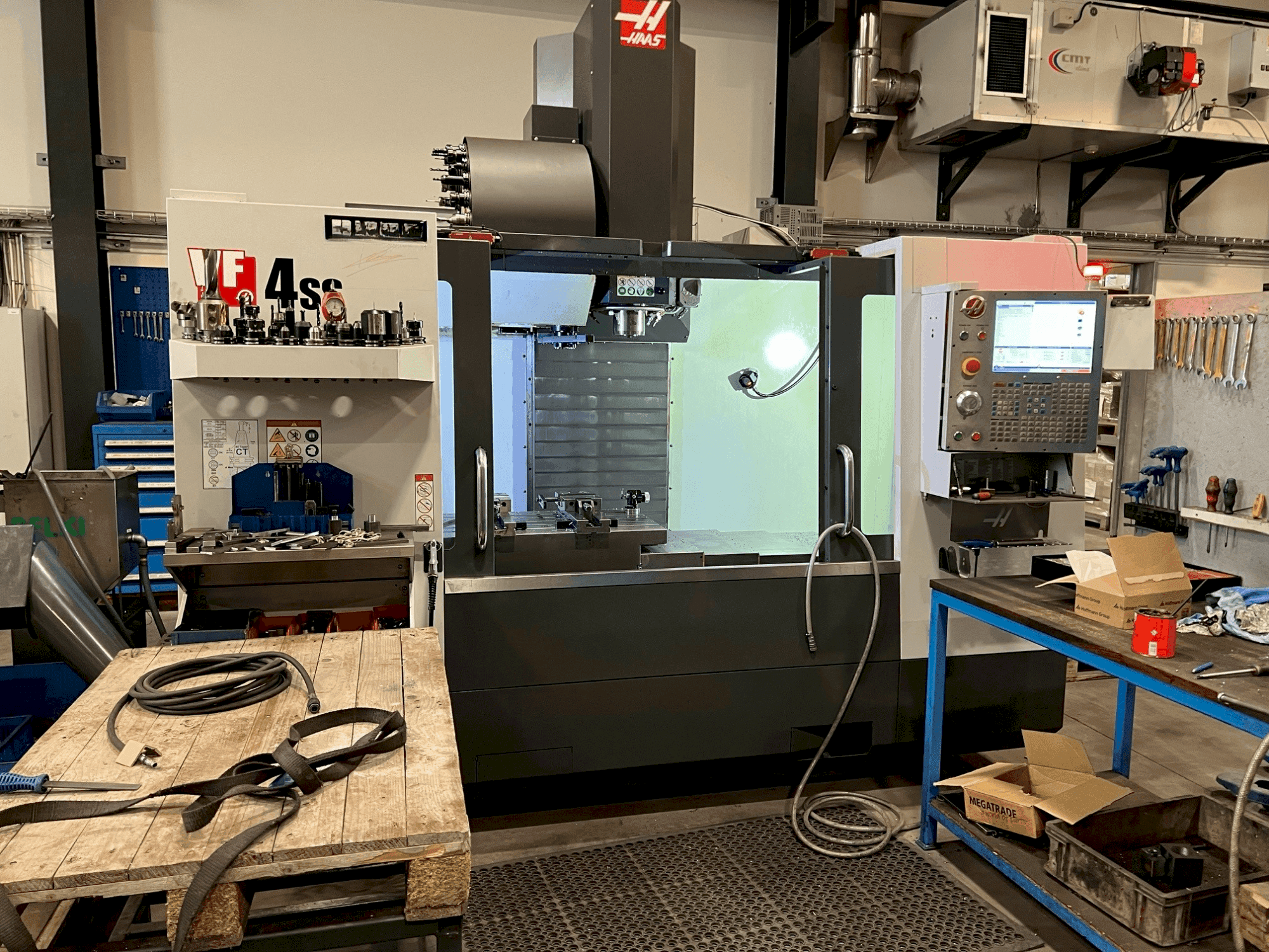 Koneen HAAS VF-4SS etunäkymä
