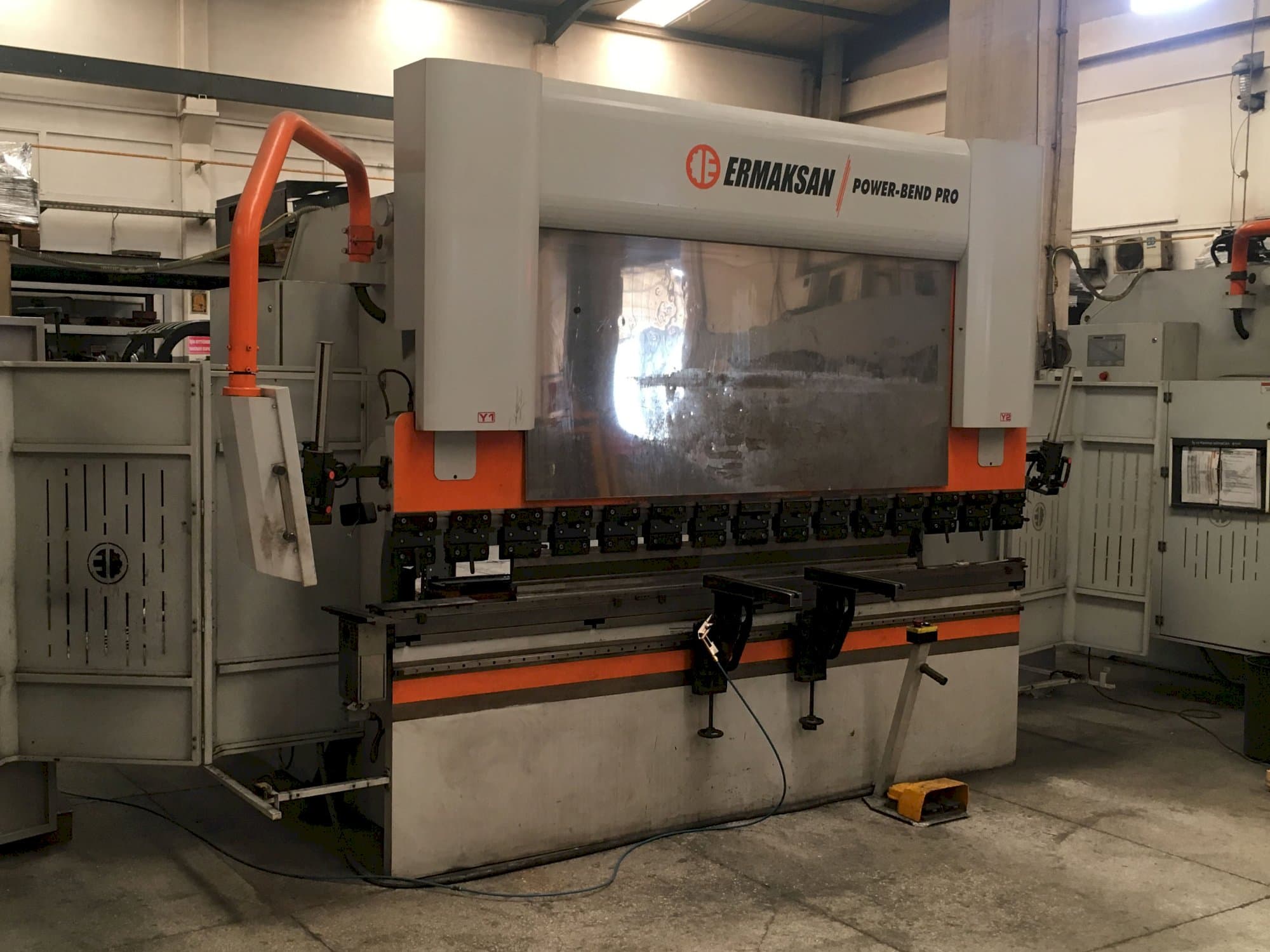 Koneen ERMAKSAN vasen näkymä POWER-BEND PRO 3100x135