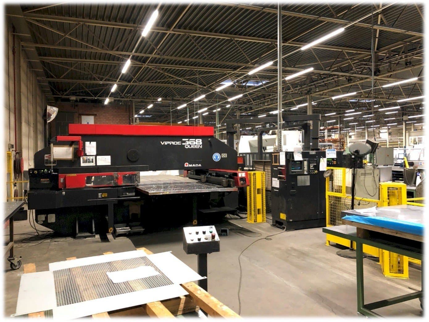 Koneen AMADA Vipros 368 Queen etunäkymä