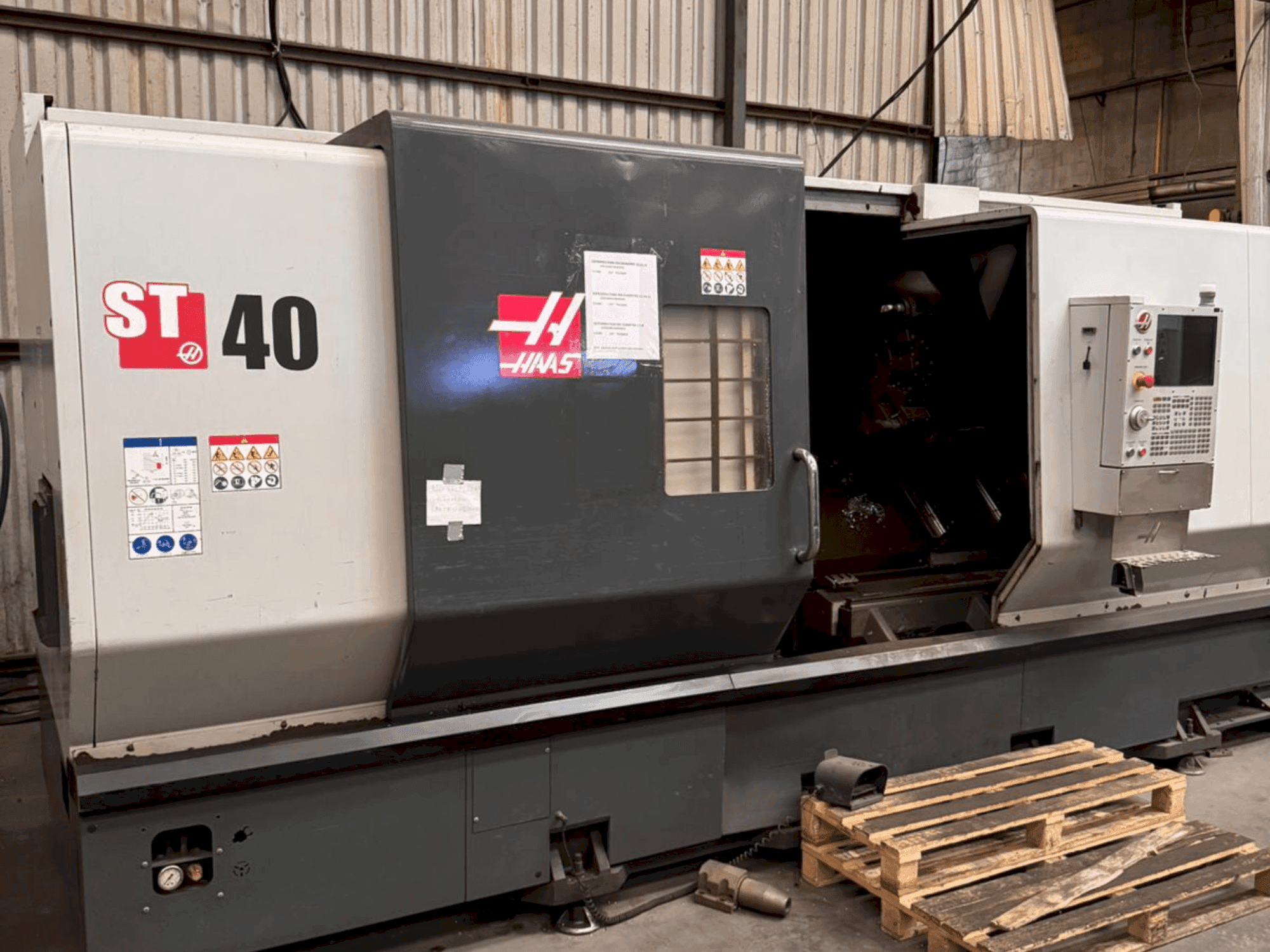 Koneen HAAS ST-40 etunäkymä