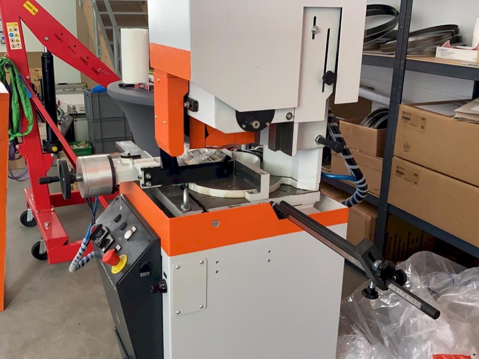 Koneen KASTO Radial U7 vasemman sivun näkymä