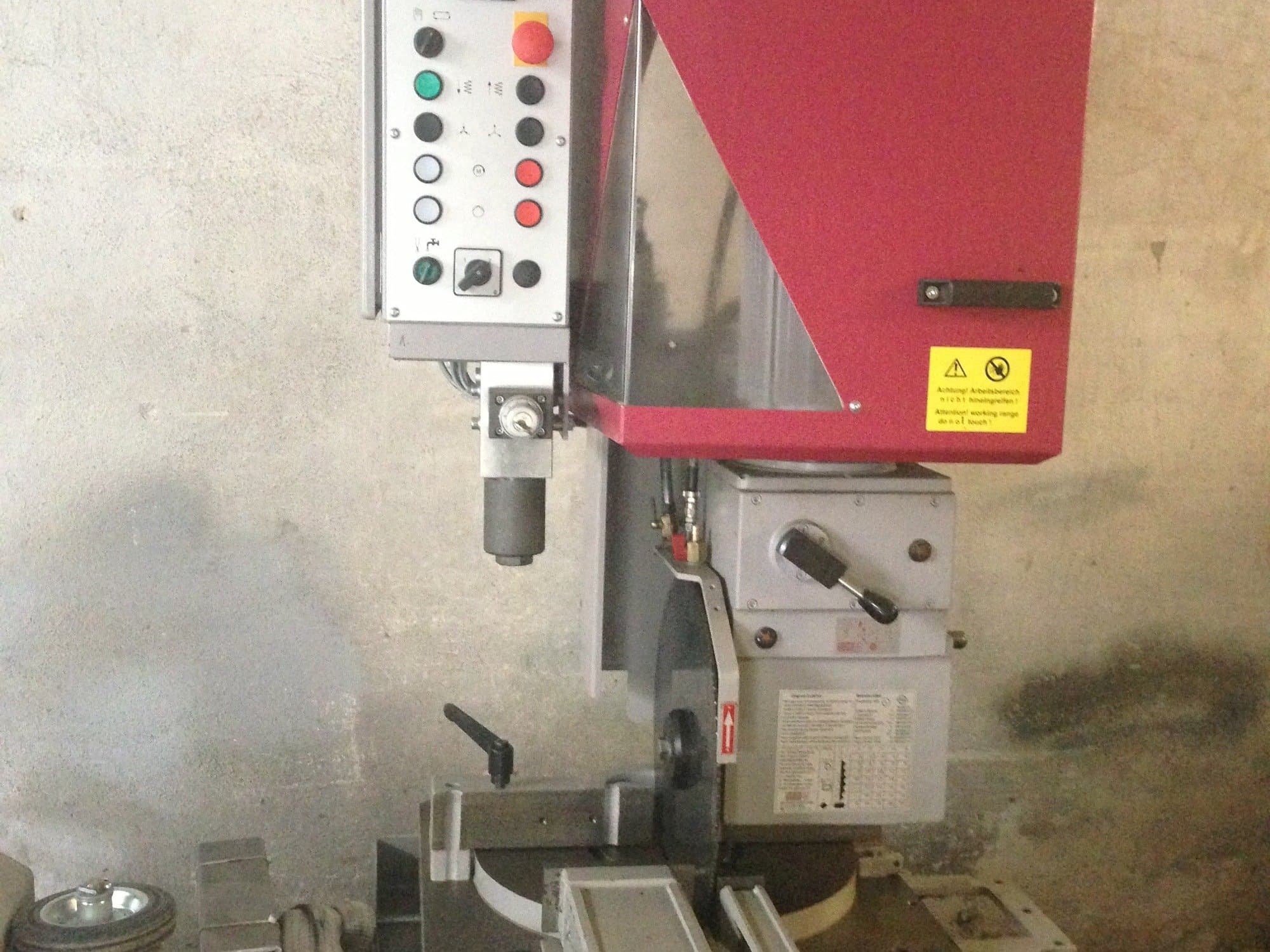 Koneen Behringer VMS 400 H etunäkymä
