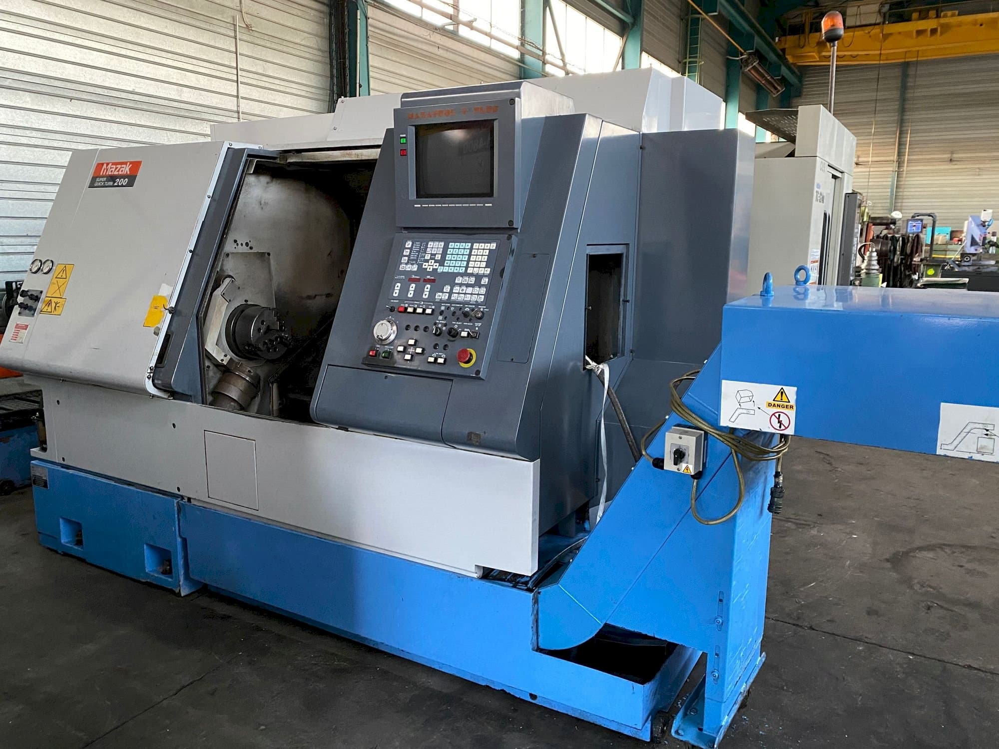 Koneen Mazak SQT 200 etunäkymä