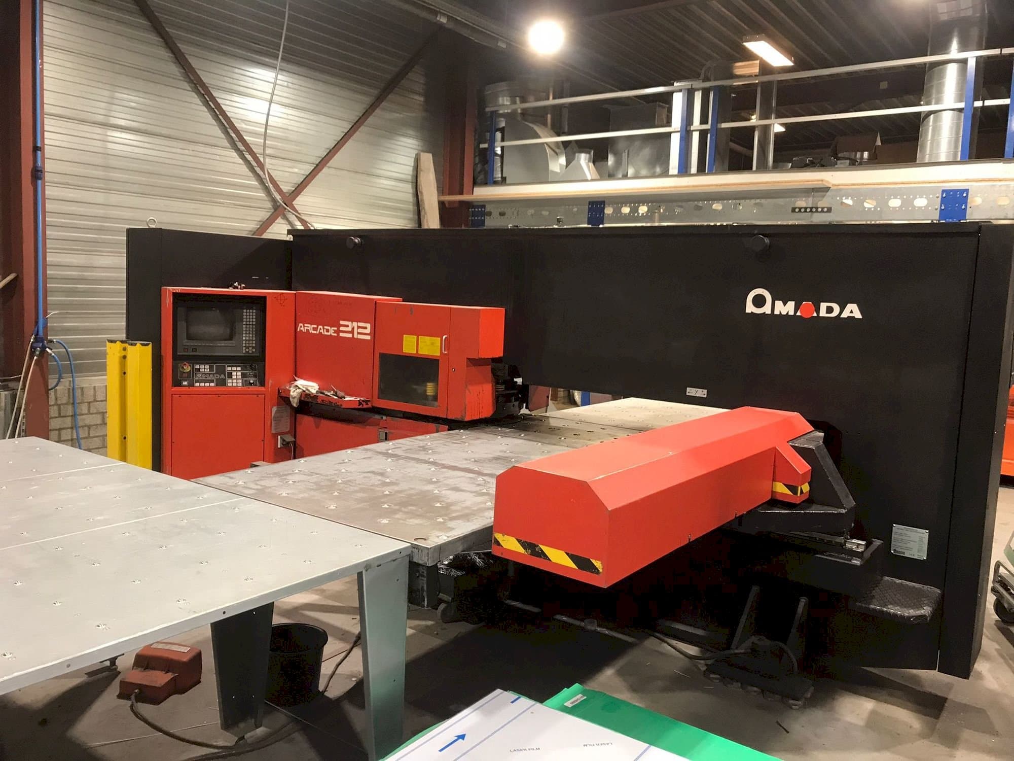 Koneen AMADA Arcade 212 etunäkymä