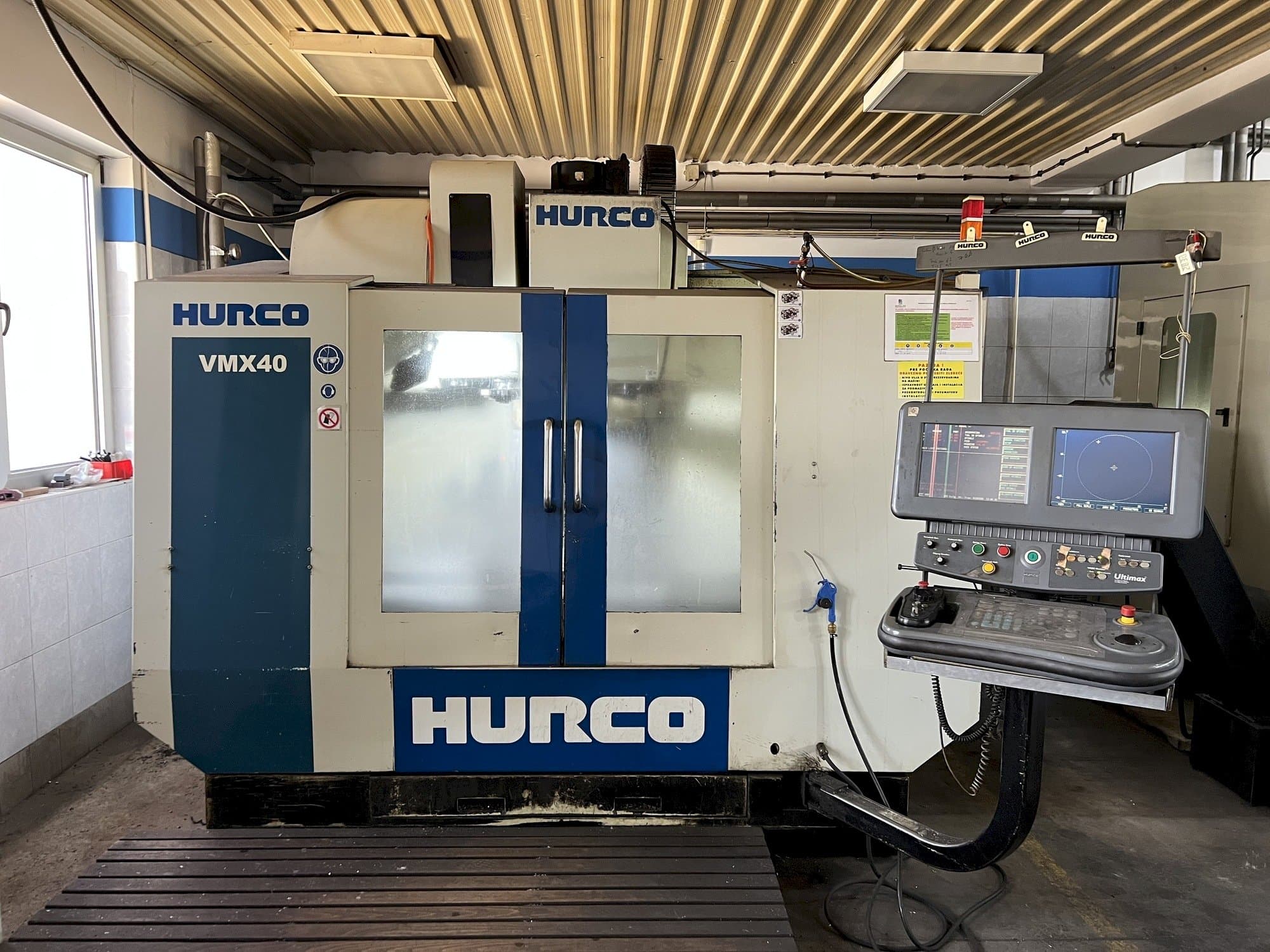 Koneen Hurco VMX 40 etunäkymä