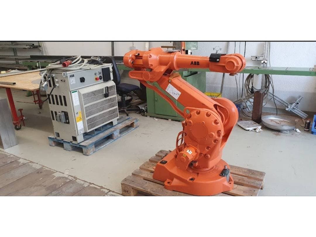 Koneen ABB IRB 2400 M2000 etunäkymä