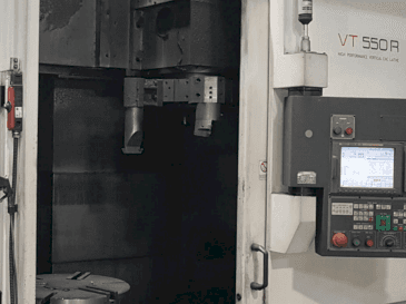 Koneen HWACHEON VT550R etunäkymä