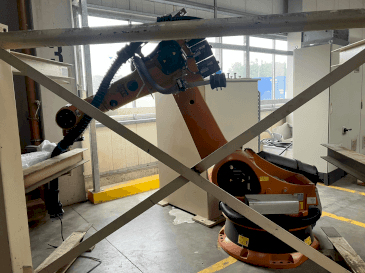 Koneen KUKA KR-240-2 etunäkymä