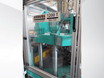 Koneen  Arburg Allrounder 1200T 800-150 etunäkymä